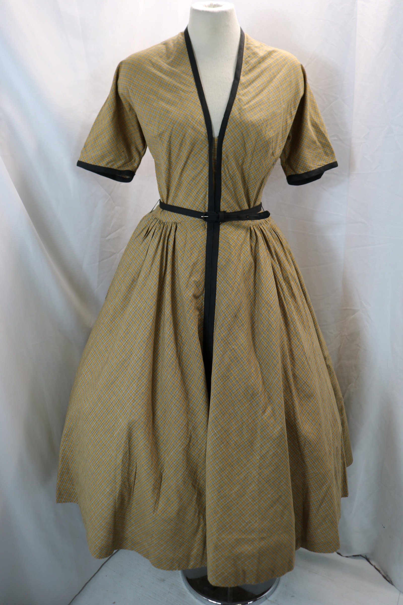 Vintage 1950's Dan Keller Gold & Black Cotton Short Sleeve Dress with Matching Belt: approx. 38 bust, 28 waist, good condition, see photo's
