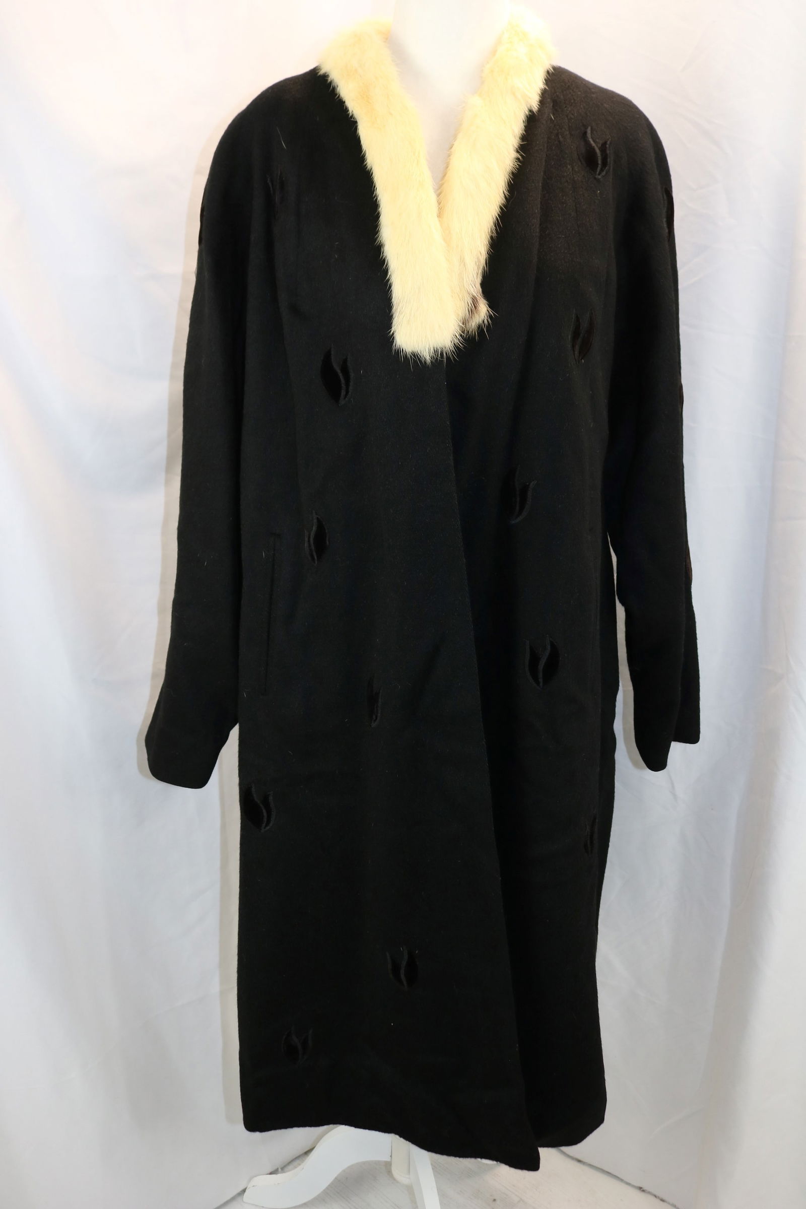 Vintage 1940/50's Alders Black Wool Coat with Velvet Satin Stitched Embroidery & Rabbit Fur Collar (1 of 6)