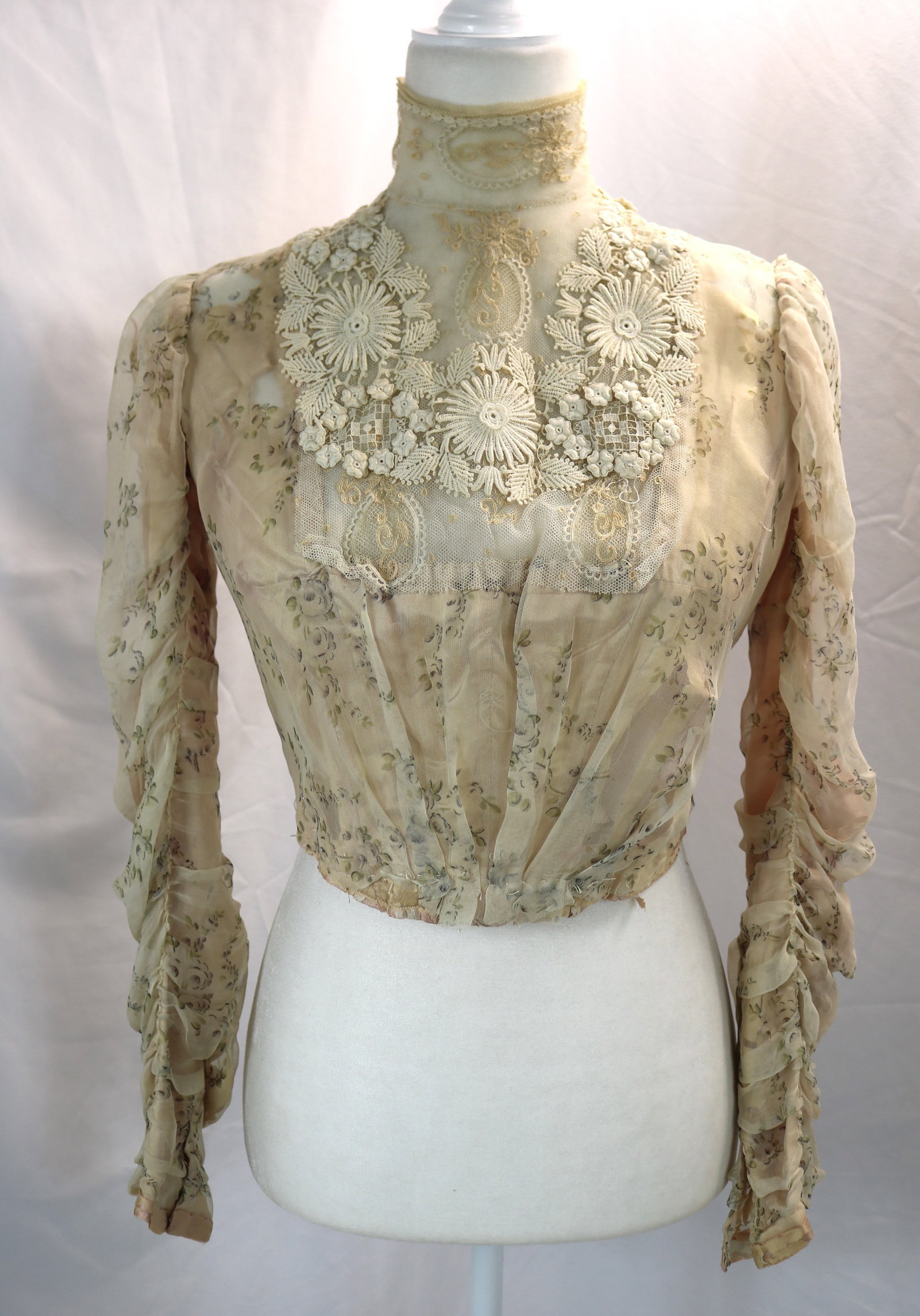 1900/1905 Printed Floral Bodice with Lace Trim: approx. 36 bust, 28 waist, unfinished hem, lace lining is frayed, see photo's