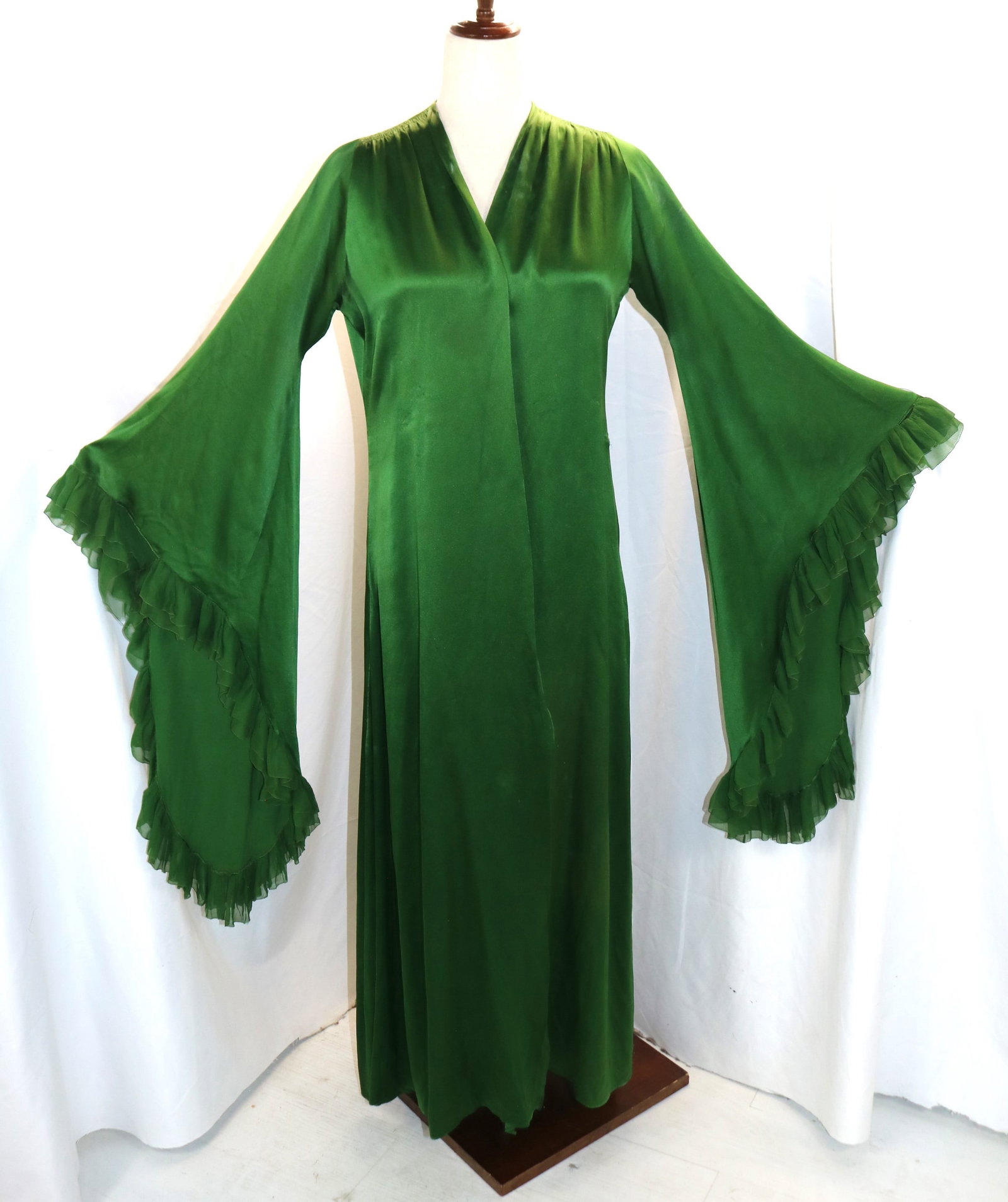 Vintage Makanna 1920's Green Silk Robe with Ruffled Butterfly Sleeves: approx. 40 bust, 36 waist, some stains and holes, see photo's