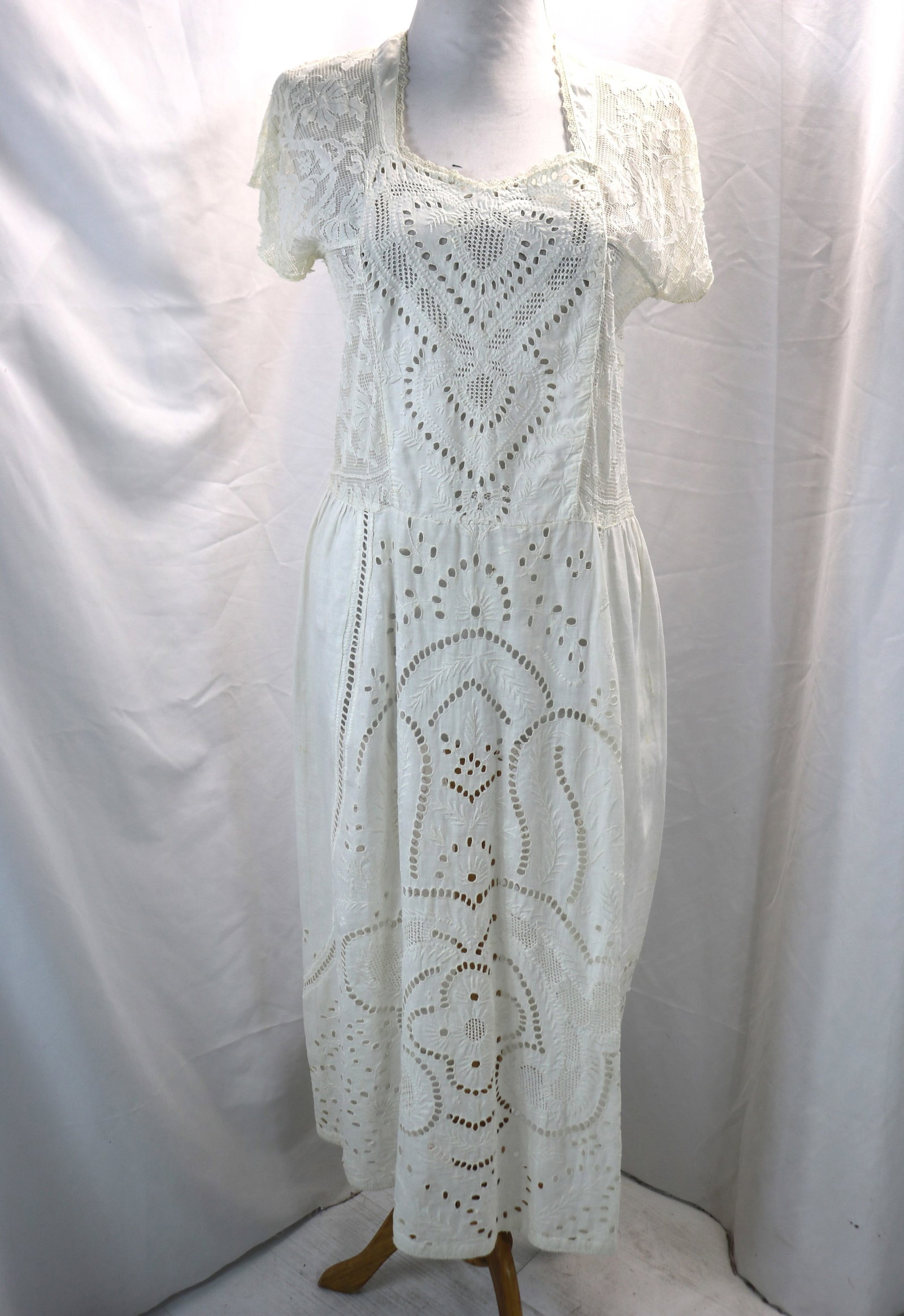 Vintage 1910/20's White Embroidered Eyelet & Lace Dress: approx. 36 bust, 32 waist, slight underarm yellowing, and light brown area on back, see photo's