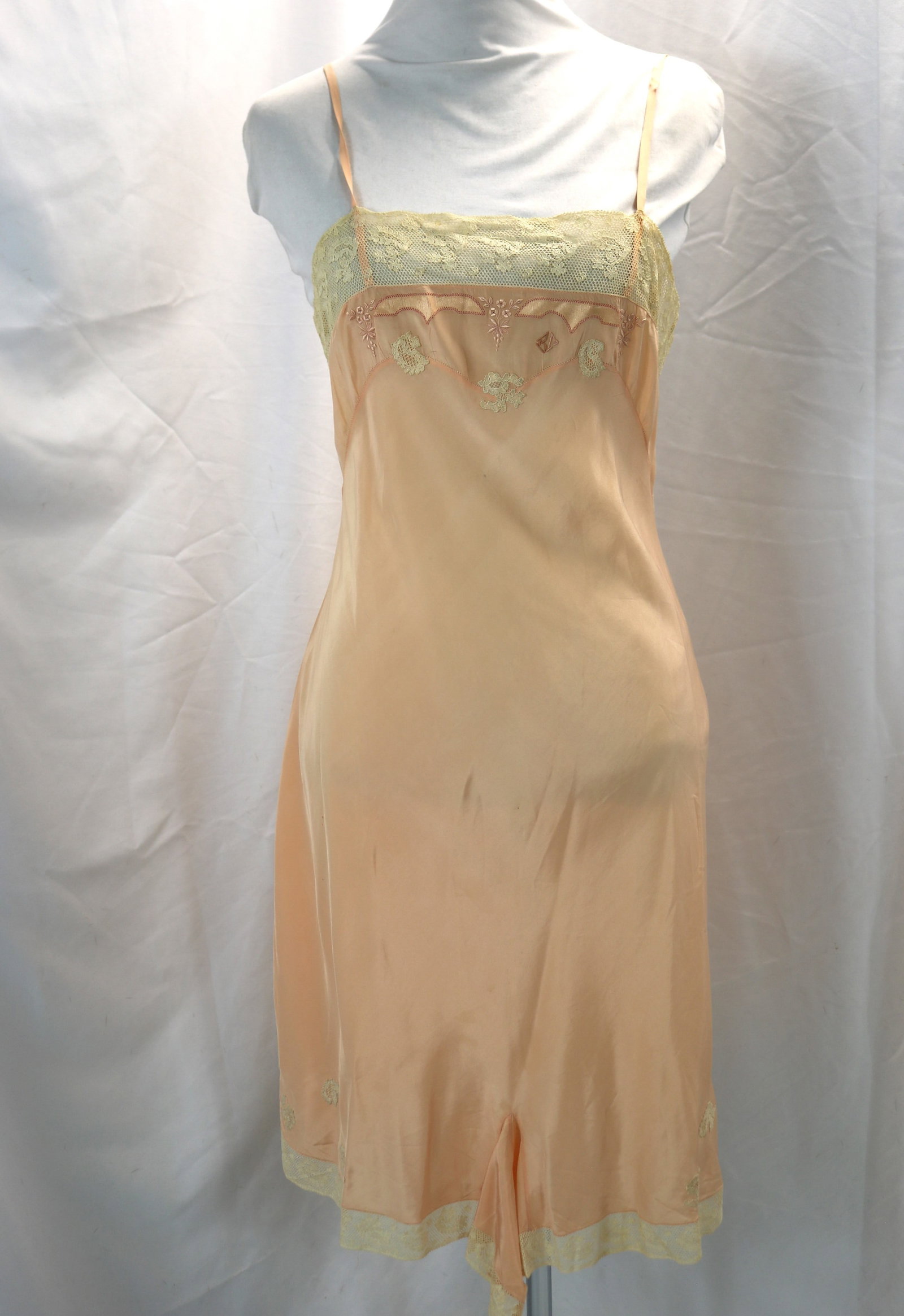 Vintage 1920/30's Peach Silk & Lace Teddy: approx. 32 bust, 36 waist, has pin holes, see photo's
