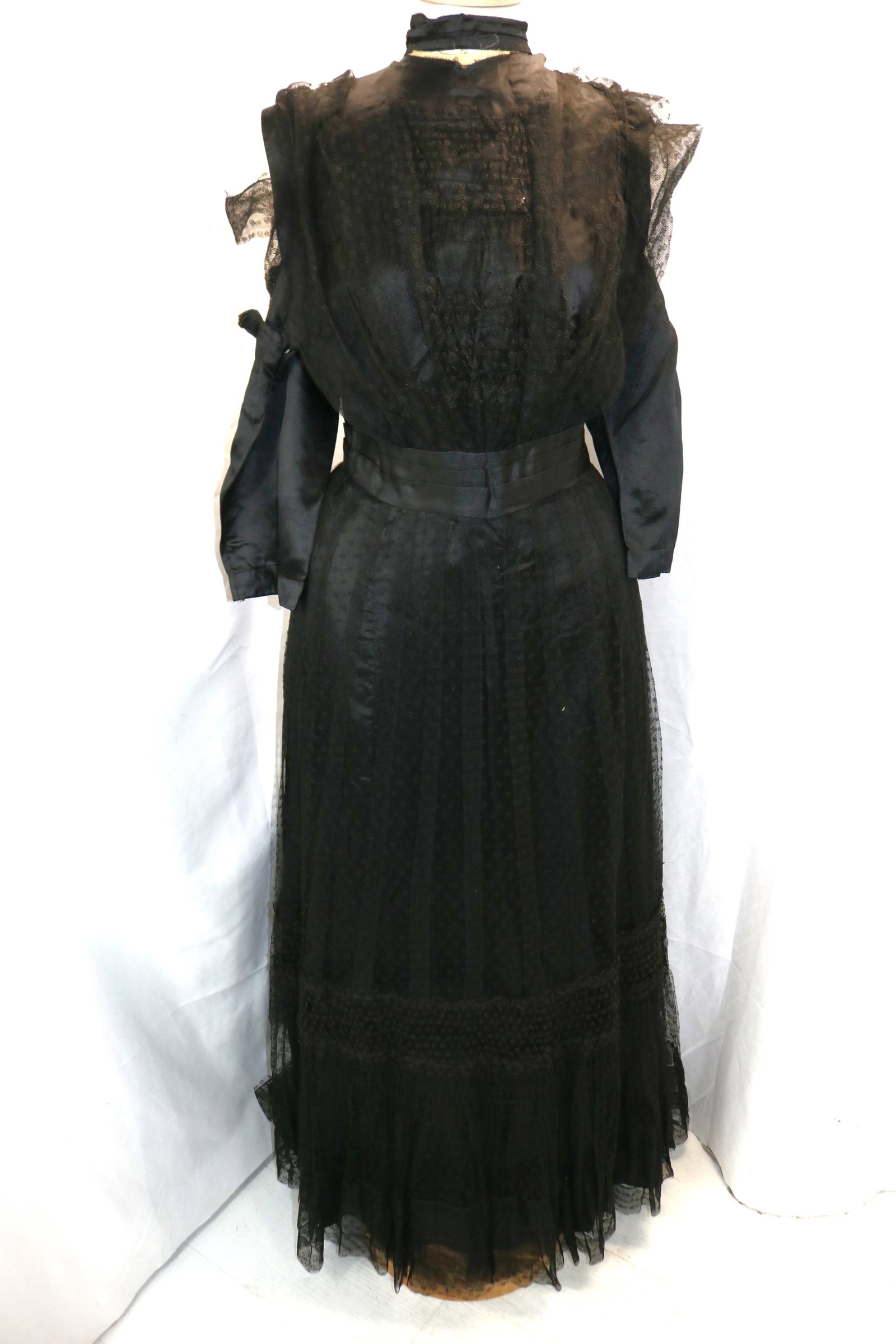 Edwardian Black Silk & Lace Evening Dress: great for the lace or design, see photo's
