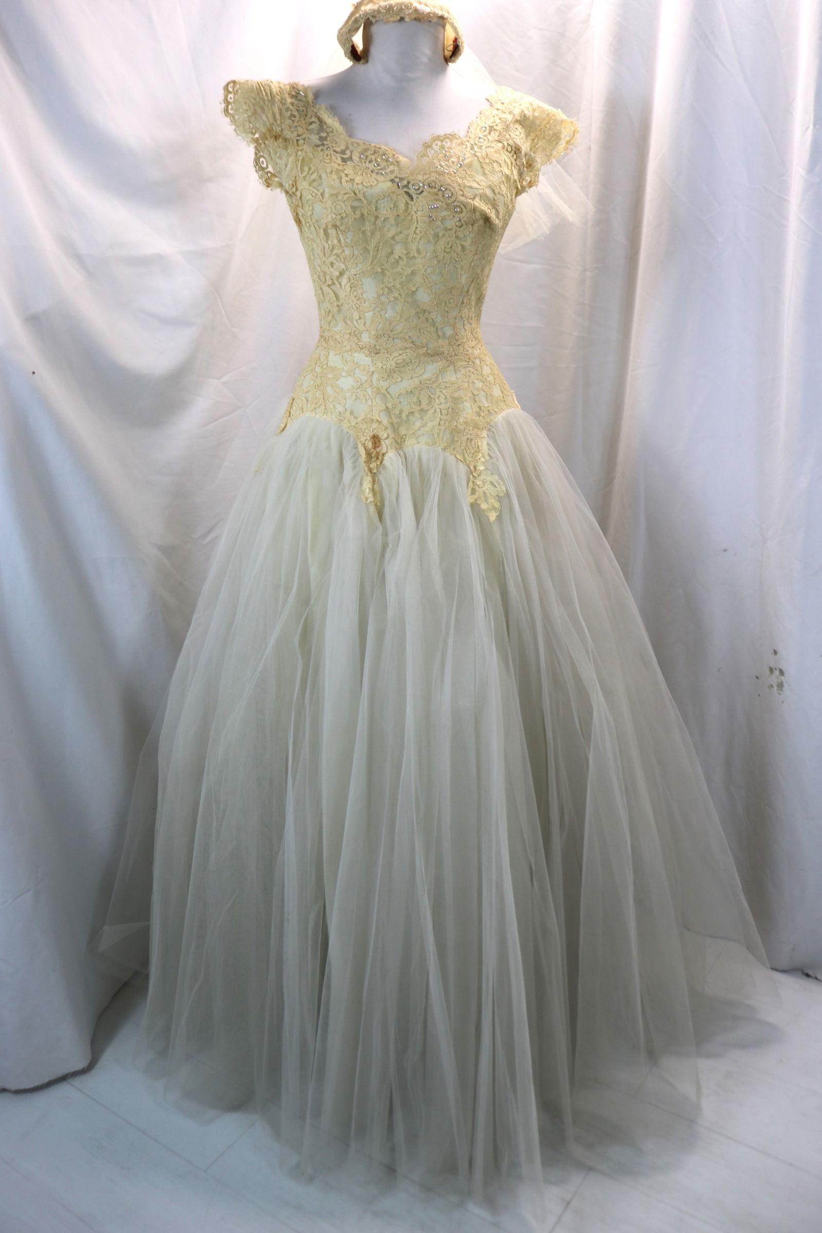 Vintage 1950's Lace & Tulle Wedding Dress & Veil: approx. 36 bust, 25 waist, underarm stains, a couple other stains, needs seam repair at waist, see photo's