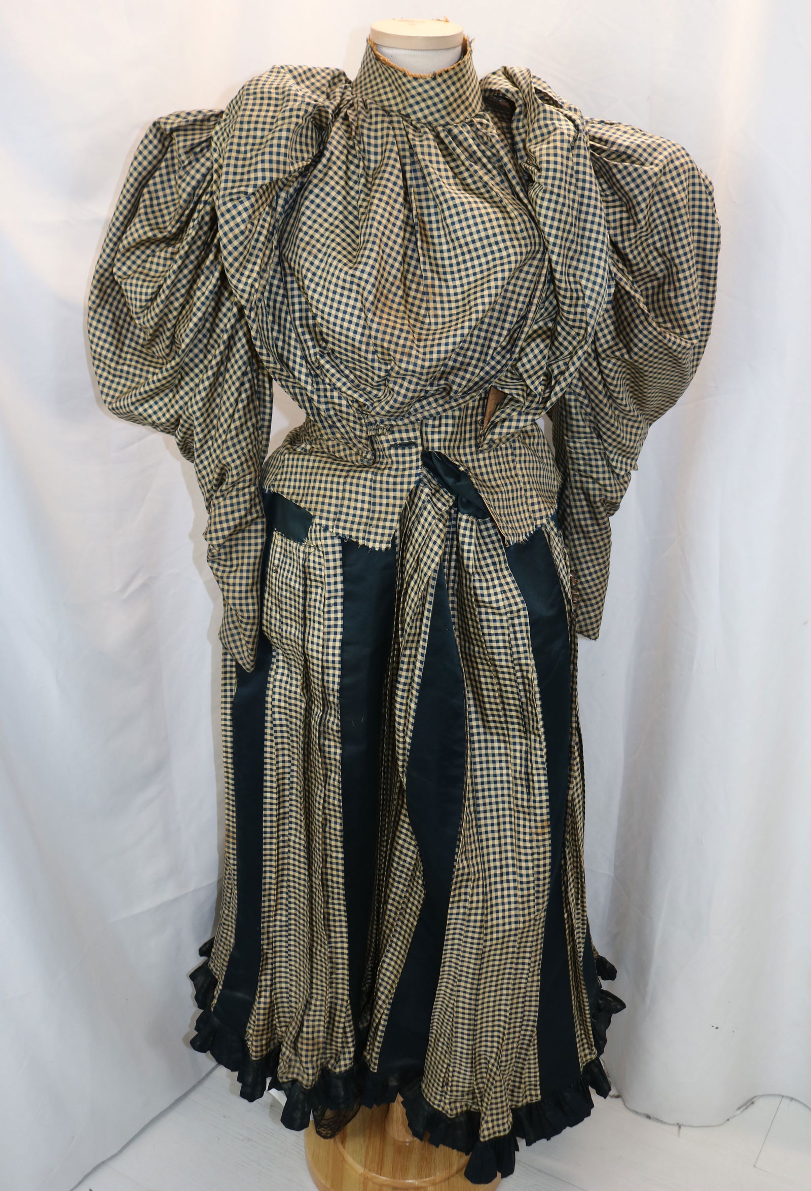 Fabulous 3 piece Victorian navy blue checkered silk skirt (1 of 19)