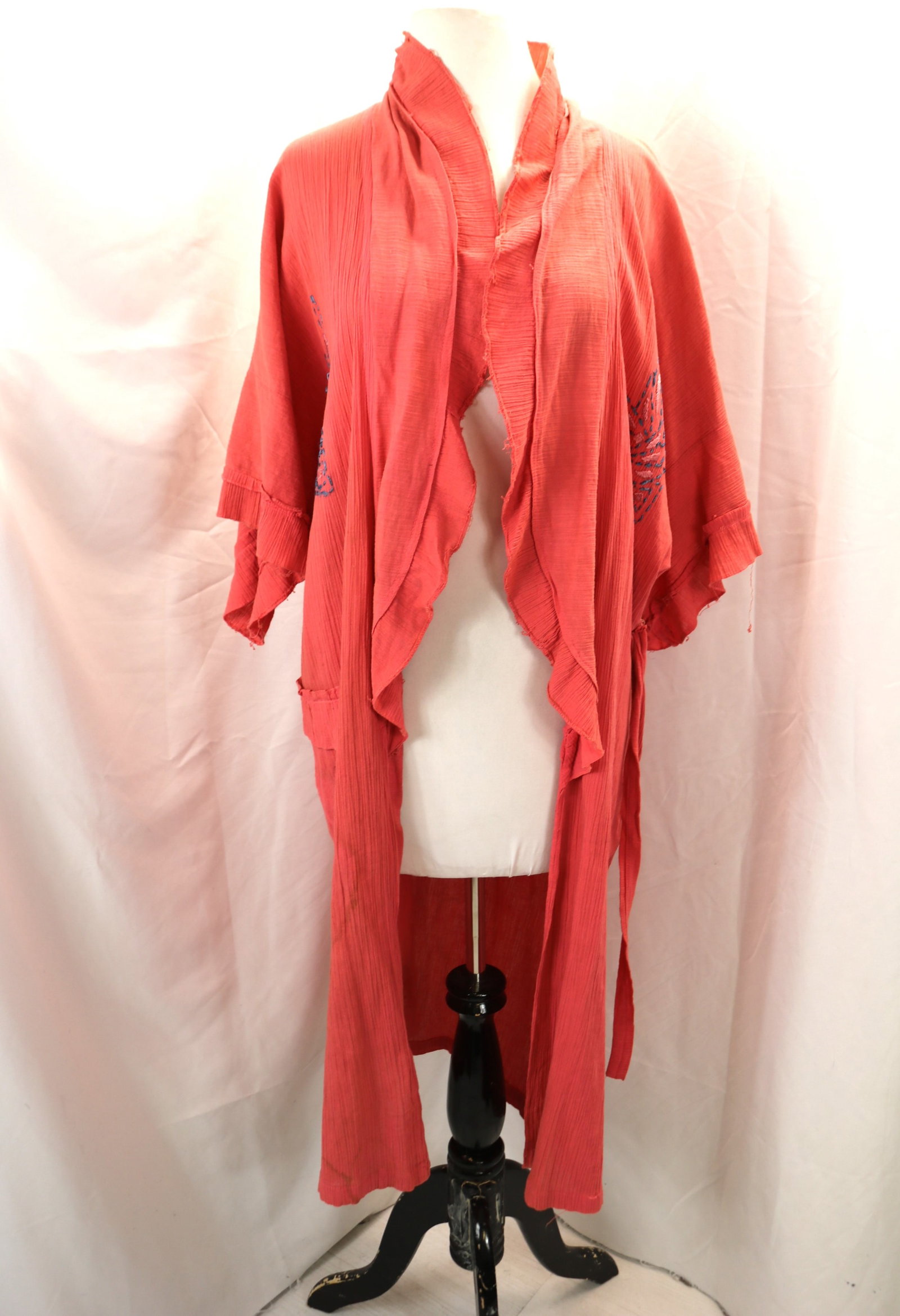 1920's pink robe with embroidery: approx.. Up to 42 bust, has some stains, see photo's