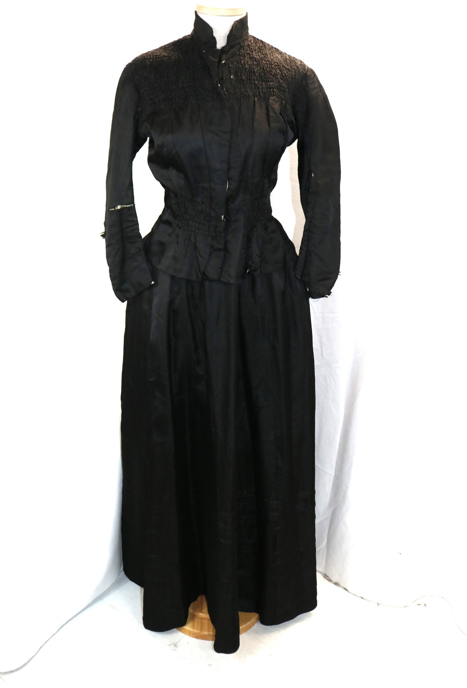 Victorian black silk skirt & bodice with tufting: approx. 30 bust, 20 waist, has silk fray, see photo's