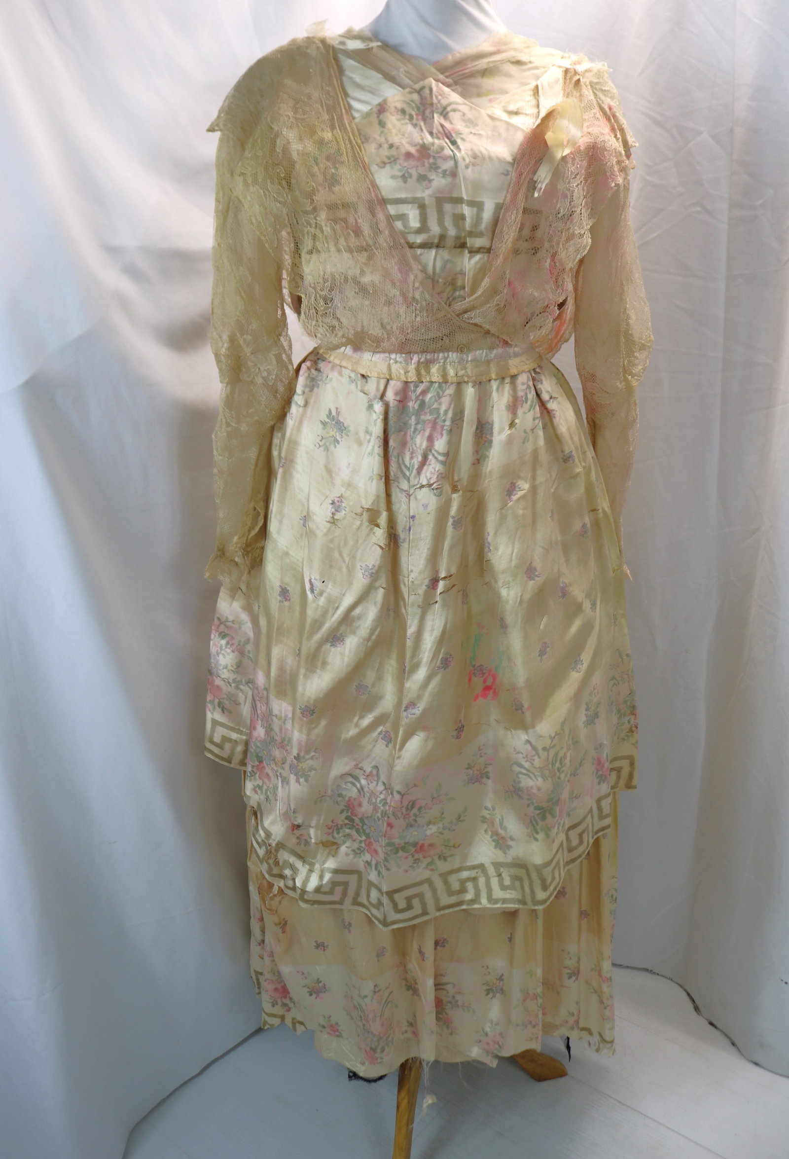 Edwardian 2 piece silk floral skirt & bodice with lace: approx. 32 bust, 26 waist, has damage, see photo's, great for design