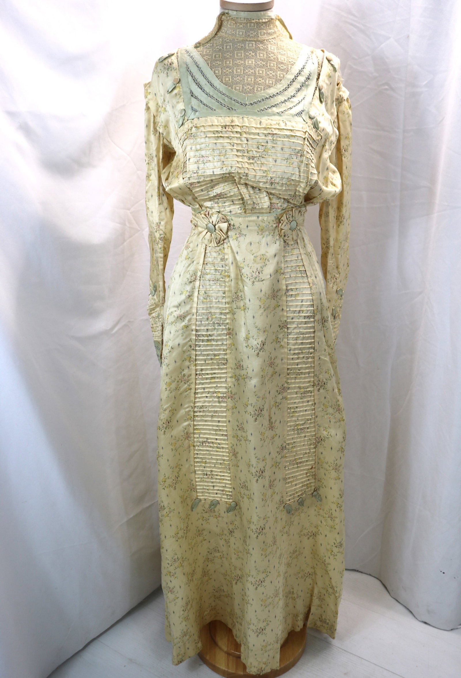 Antique WW1 pink floral evening dress with lace & pintuck detail & button bows: approx. 34 bust, 20 waist, has silk fray, some small holes, couple of stains, great fabric design, see photo's