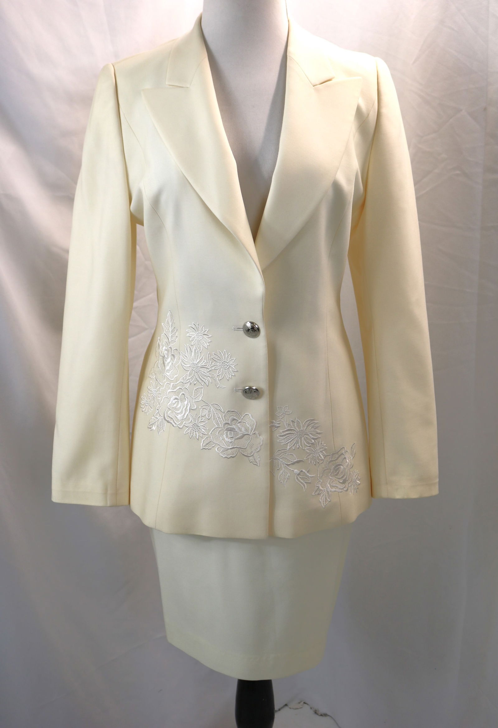 Vintage Escada ladies cream suit coat & skirt (1 of 14)