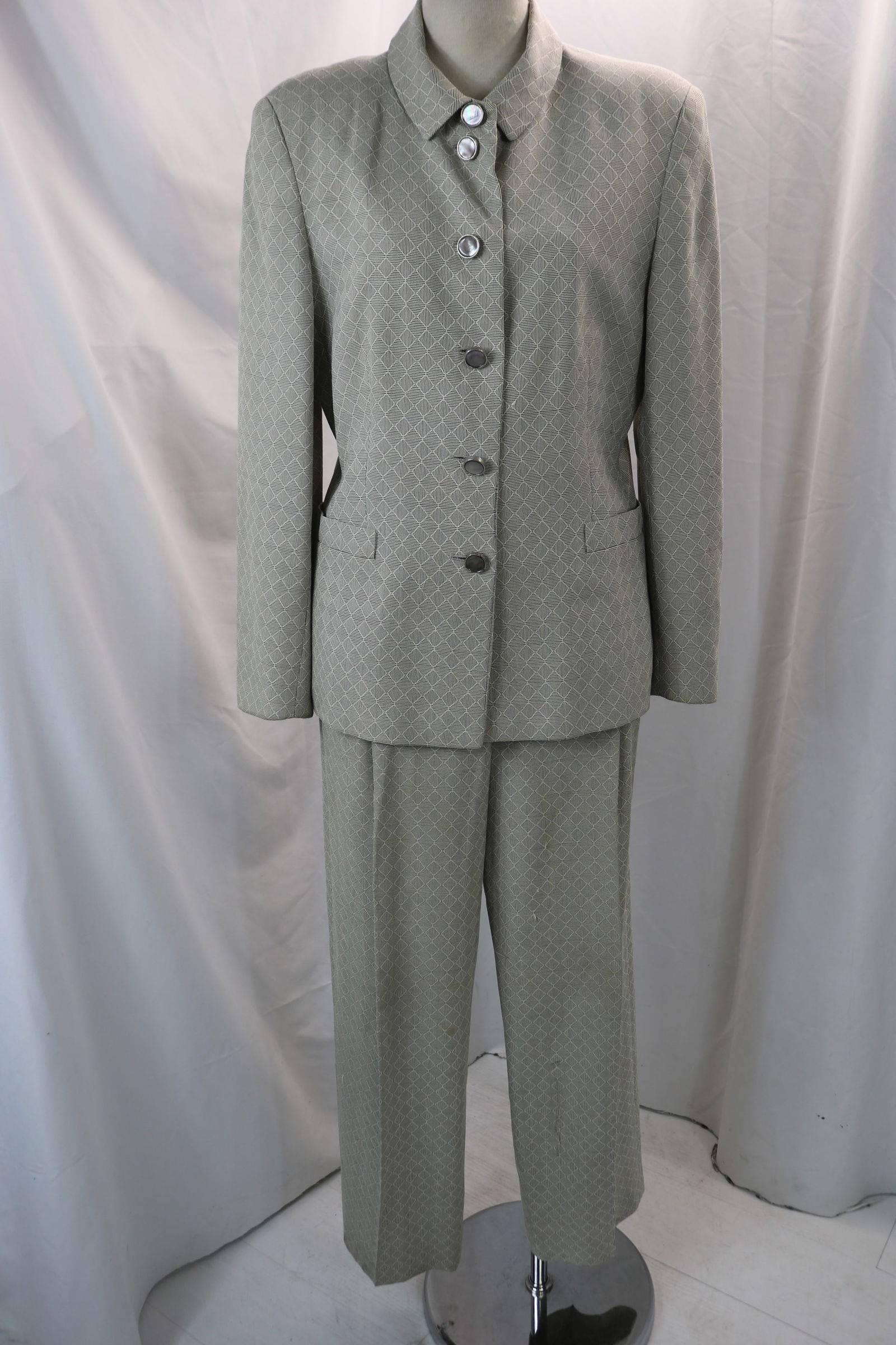 Vintage Escada ladies black & white cube pants and jacket set: approx. 26 waist, 28 inseam, size 38 jacket, some stains, see photo's