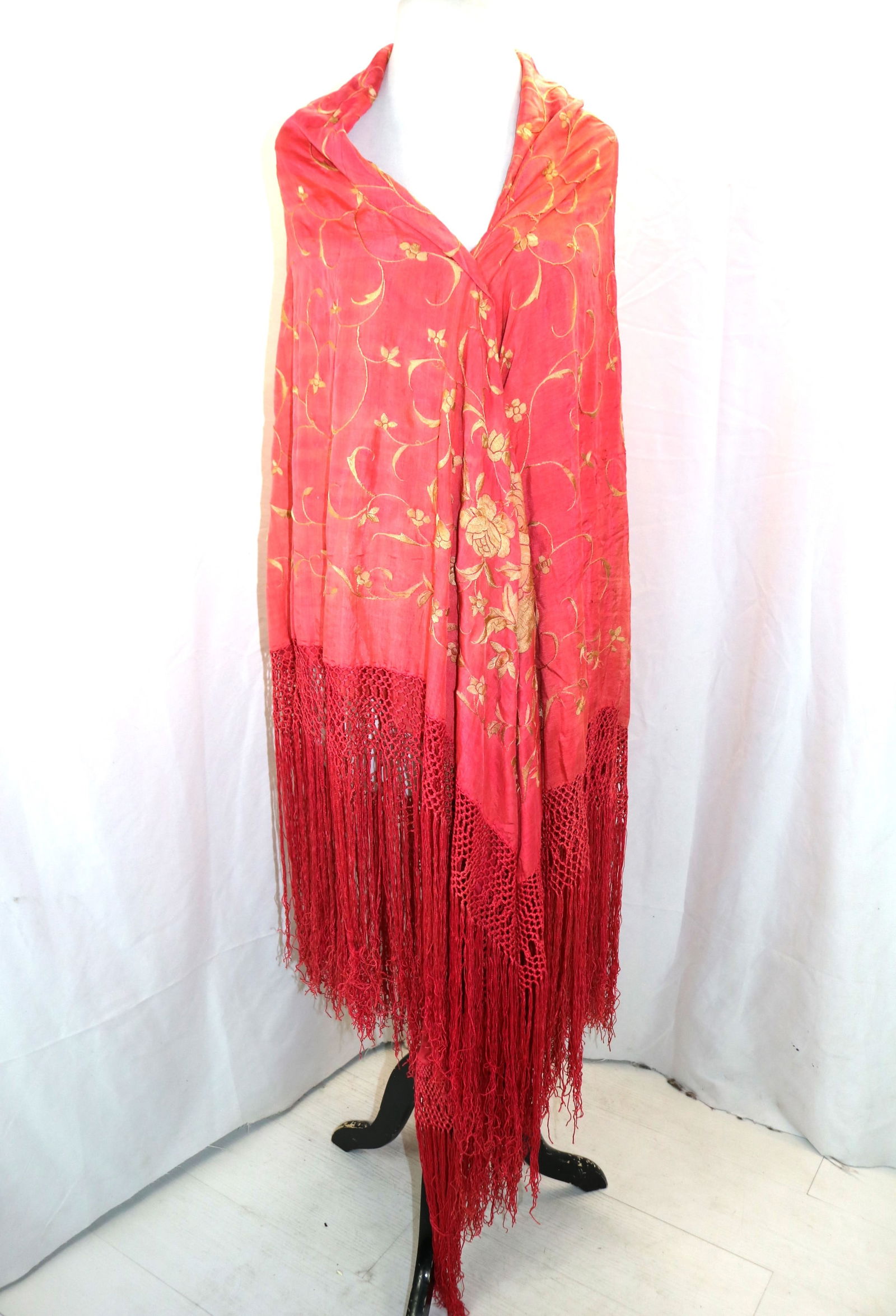 Vintage bright pink piano shawl with gold embroidery: approx. 62x60, 20 inch fringe, has damage, see photo's