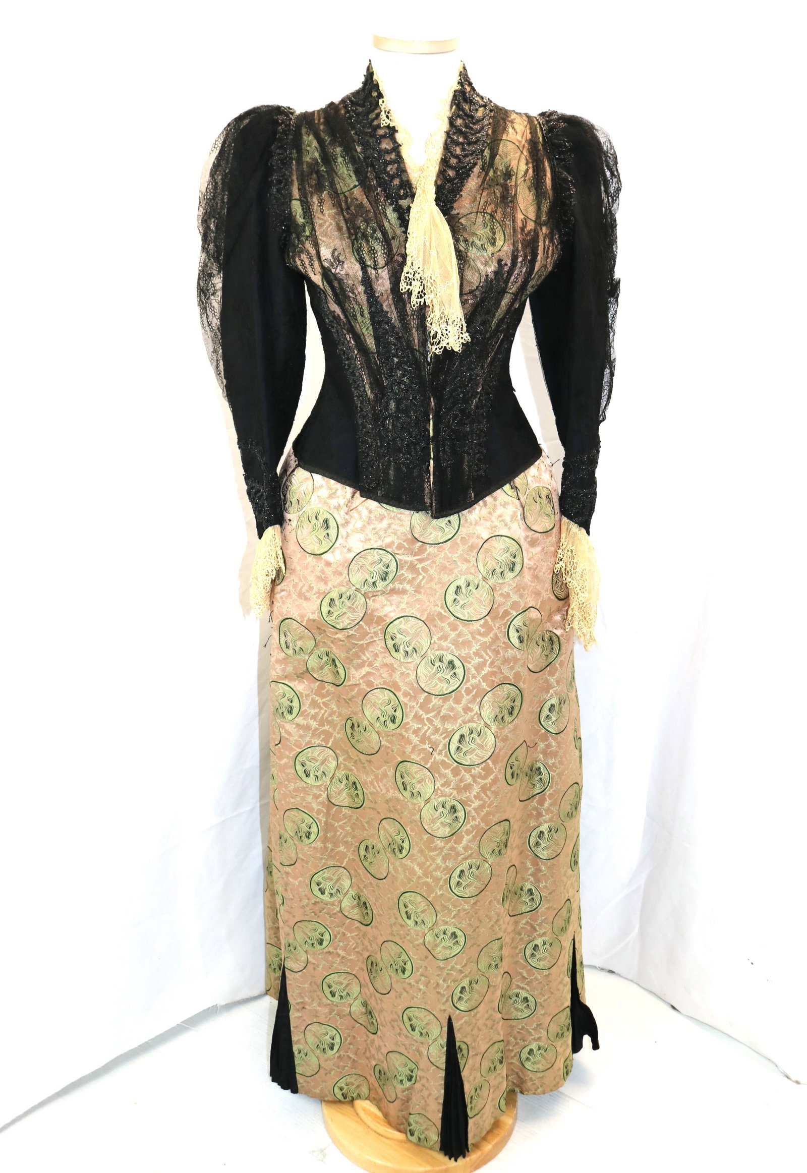Victorian silk skirt & bodice with jet beading & lace: approx. 28 bust, 30 waist, unusual design, skirt is in good condition underarm damage on the inside, otherwise good condition, see photo's