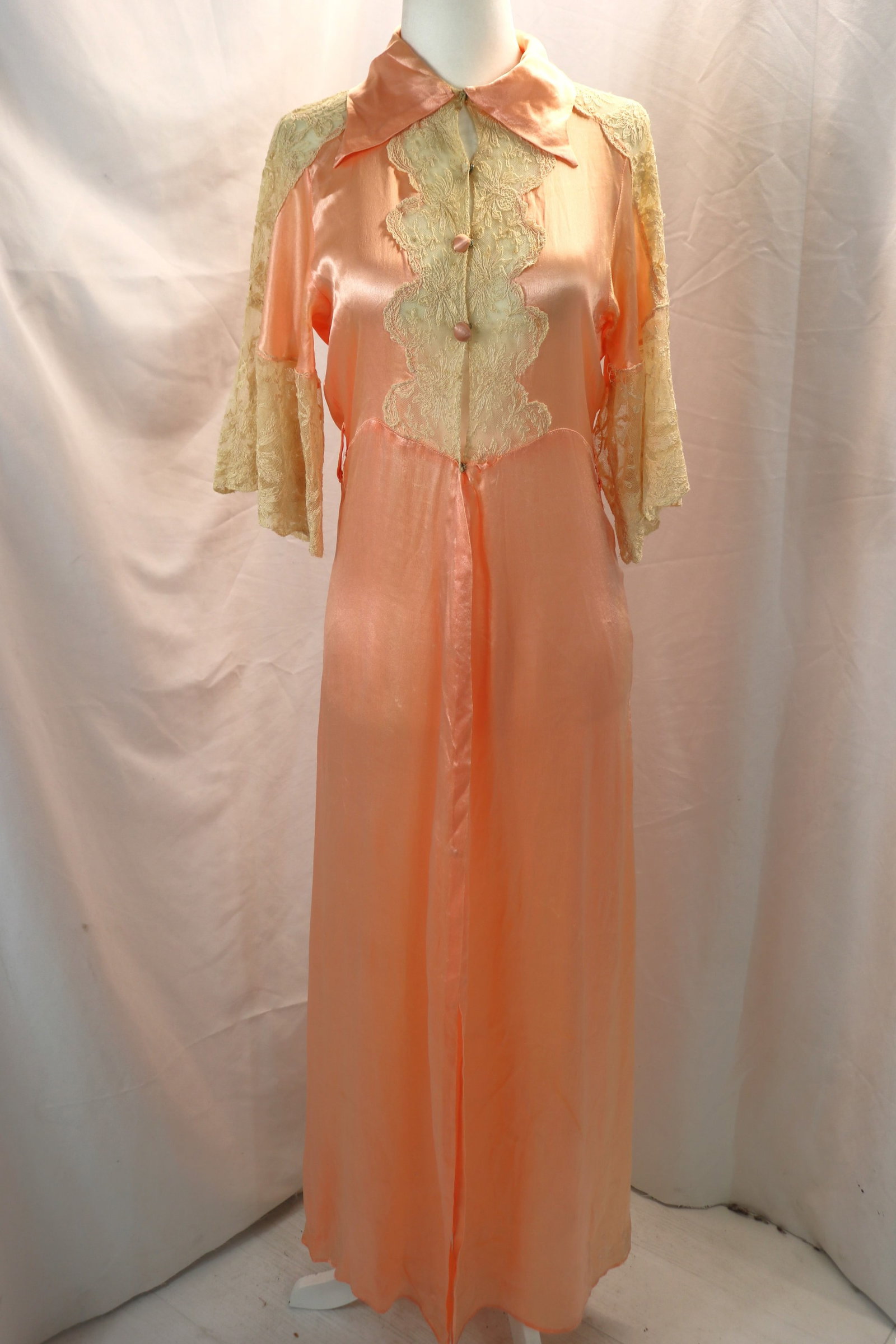 Vintage 1930's peach silk/rayon robe with lace: approx. 32 bust, 28 waist, some silk fray & old repairs, see photo's