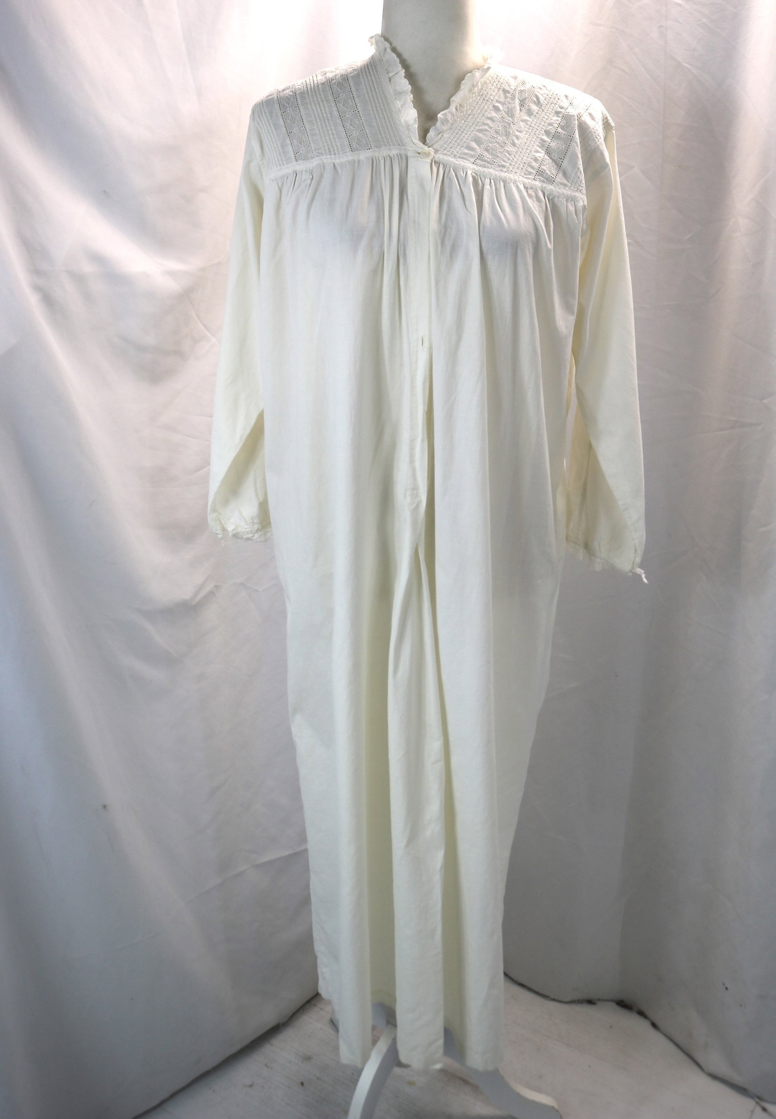 Victorian white nightgown pintuck shoulders with insert lace: approx. 40 bust & waist, in good condition, see photo's