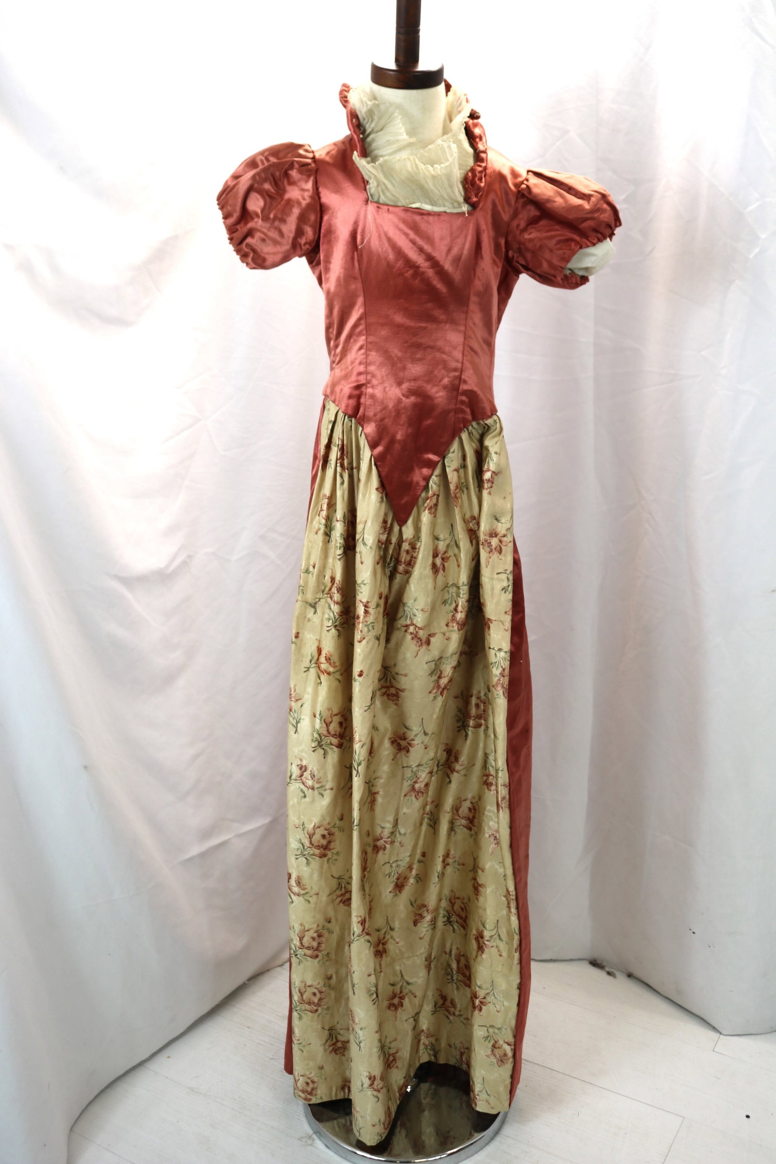 Antique child Renaissance style costume: approx. 22 chest, 20 waist, see photo's