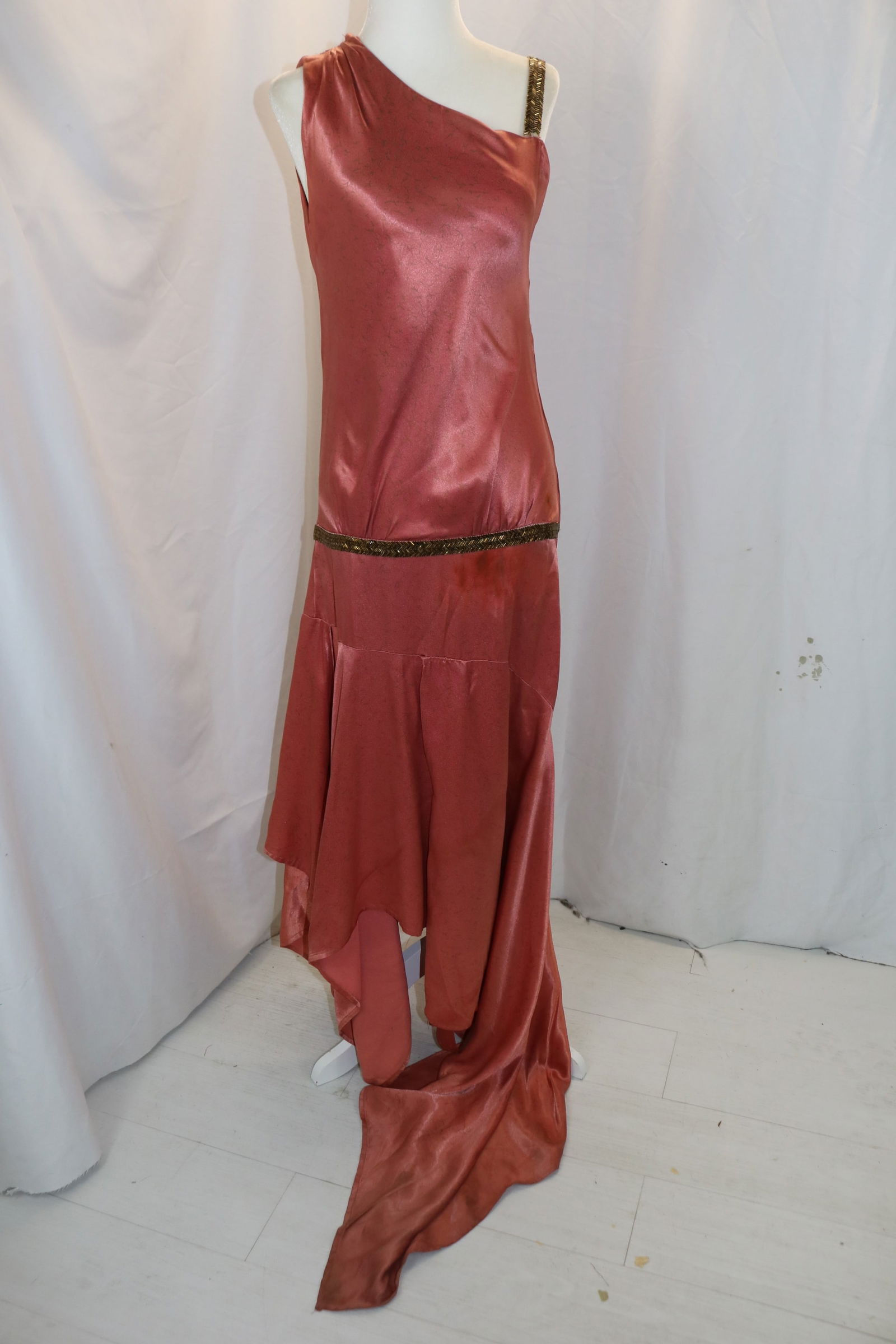 Vintage 1920's salmon crackle print gown with train & bronzed beading (1 of 11)