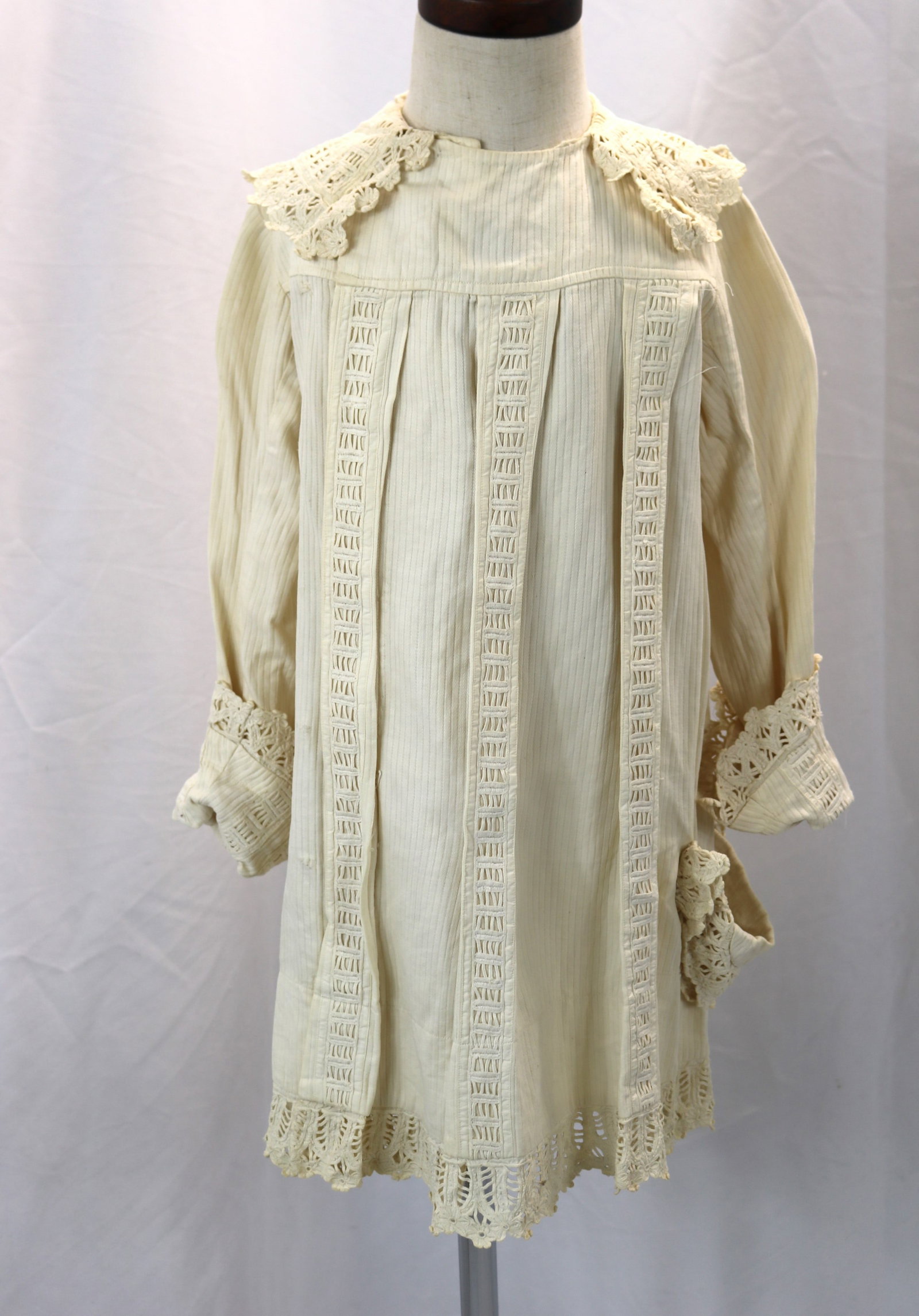 Victorian girl's white dress with lace: approx. 27 bust, 34 waist, has old repairs, buttons have been moved, see photo's