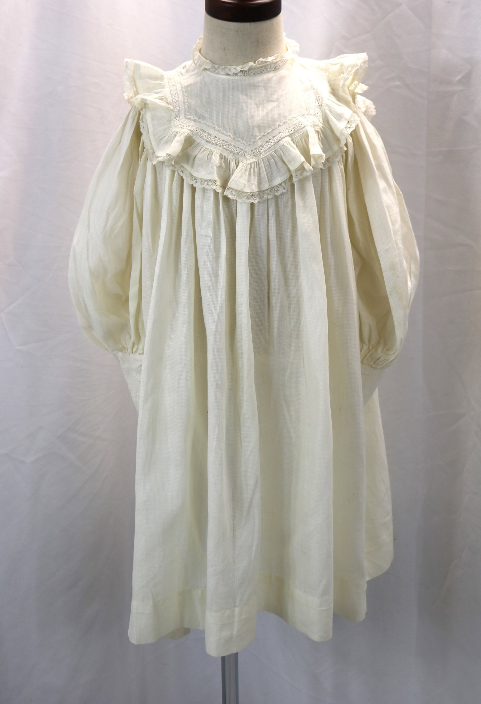 Victorian little girl's white dress with lace & bib collar: approx. 33 bust, 46 waist, needs seam repair under collar, otherwise good condition, see photo's