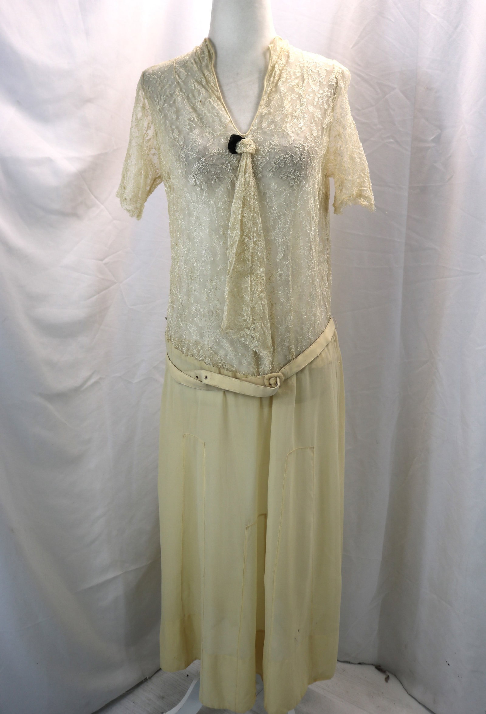 Vintage 1920's silk & lace drop waist dress with original belt: approx. 36 bust, 40 at drop waist, couple of small holes, see photo's