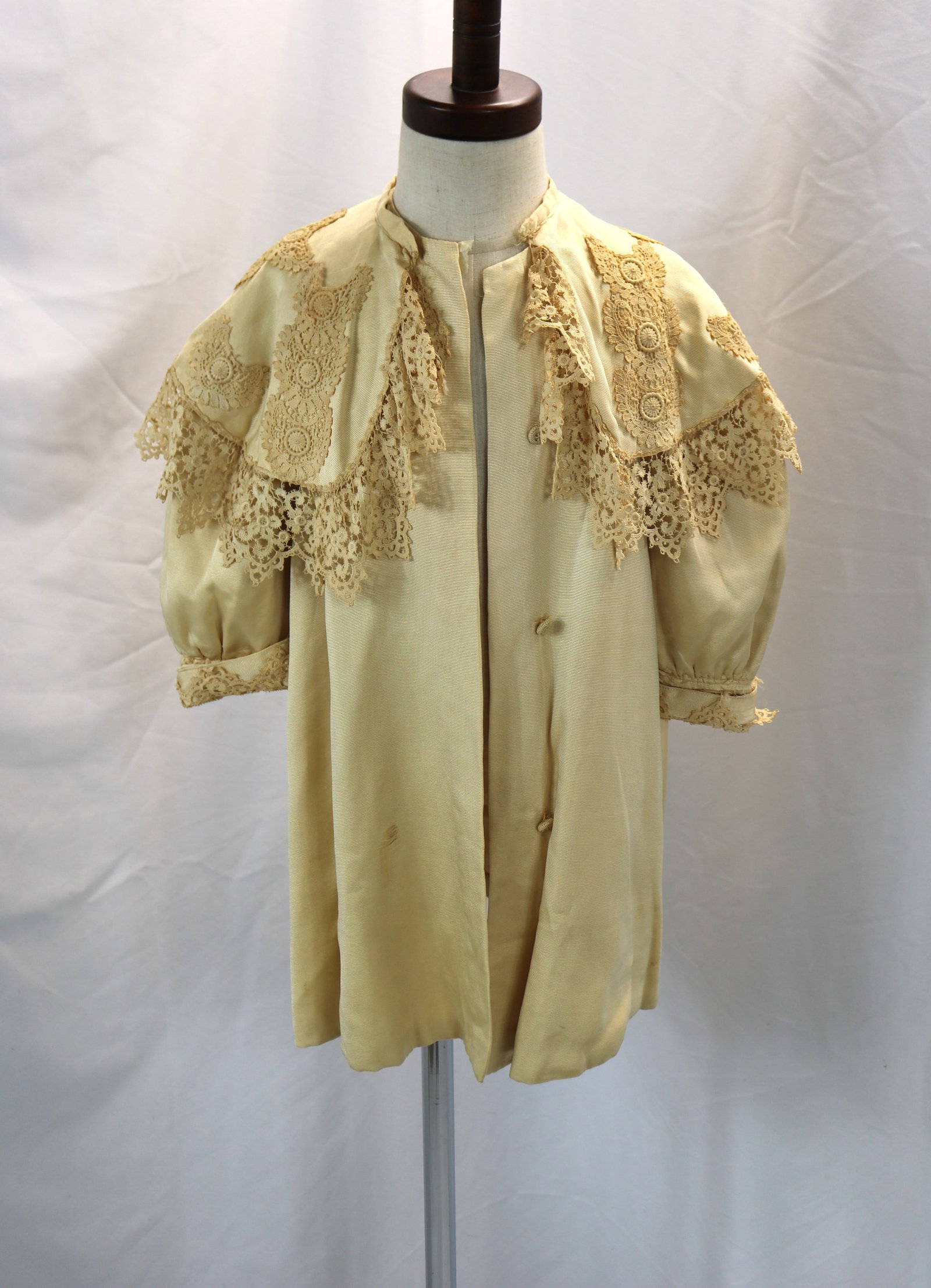 Edwardian child's off-white coat with lace & removeable shawl collar: approx. 24 bust, has a small frayed area, needs small repair on cuff, see photo's