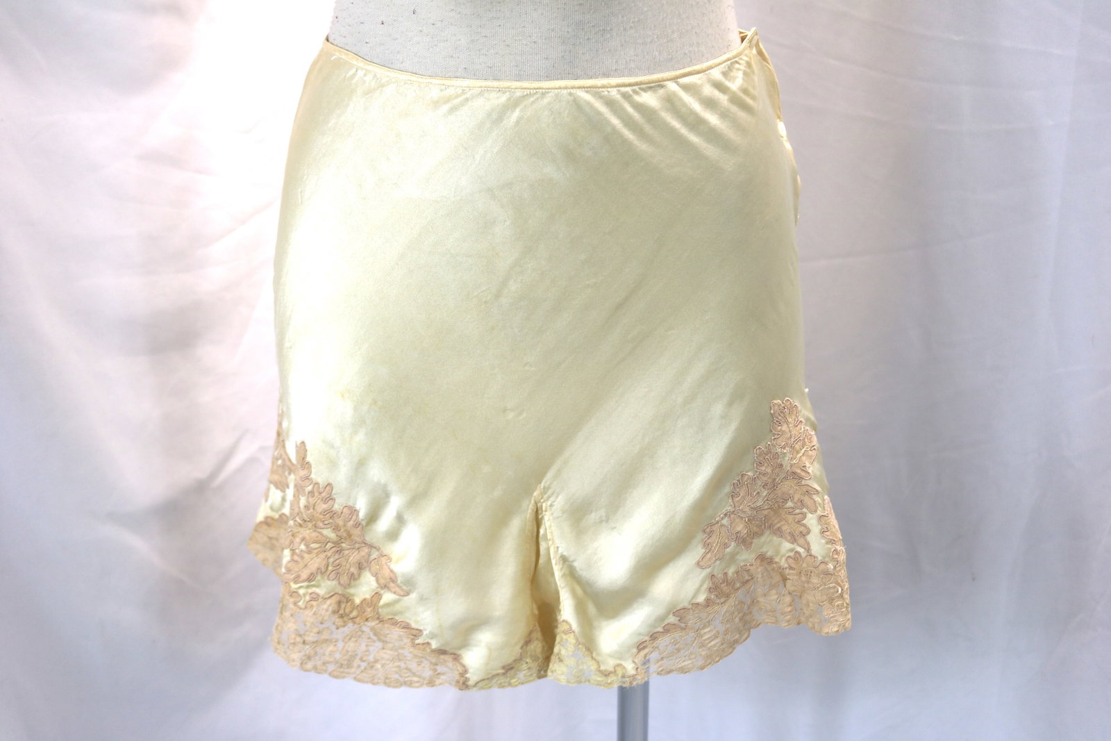 Vintage 1920/30's cream color rayon tap pants with lace: approx. 26 waist, has stress marks & a few spots, see photo's