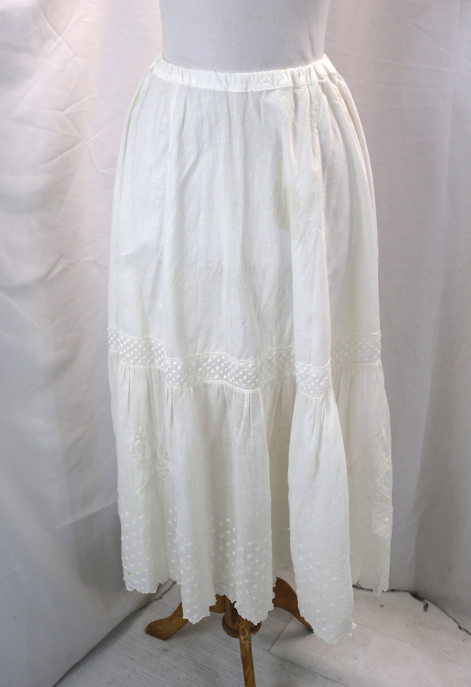 Victorian white cotton petticoat with lace: up to 34 adjustable drawstring waist, some small holes, needs repair at drop waist, see photo's