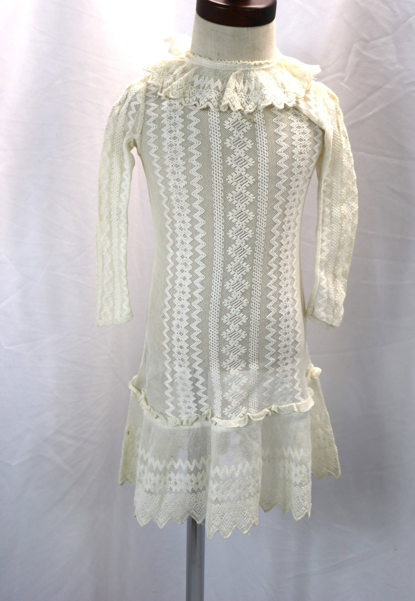 Vintage 1920's baby's net & embroidered dress: approx. 18 bust & waist, adorable and in good condition with some small dark spots, see photo's