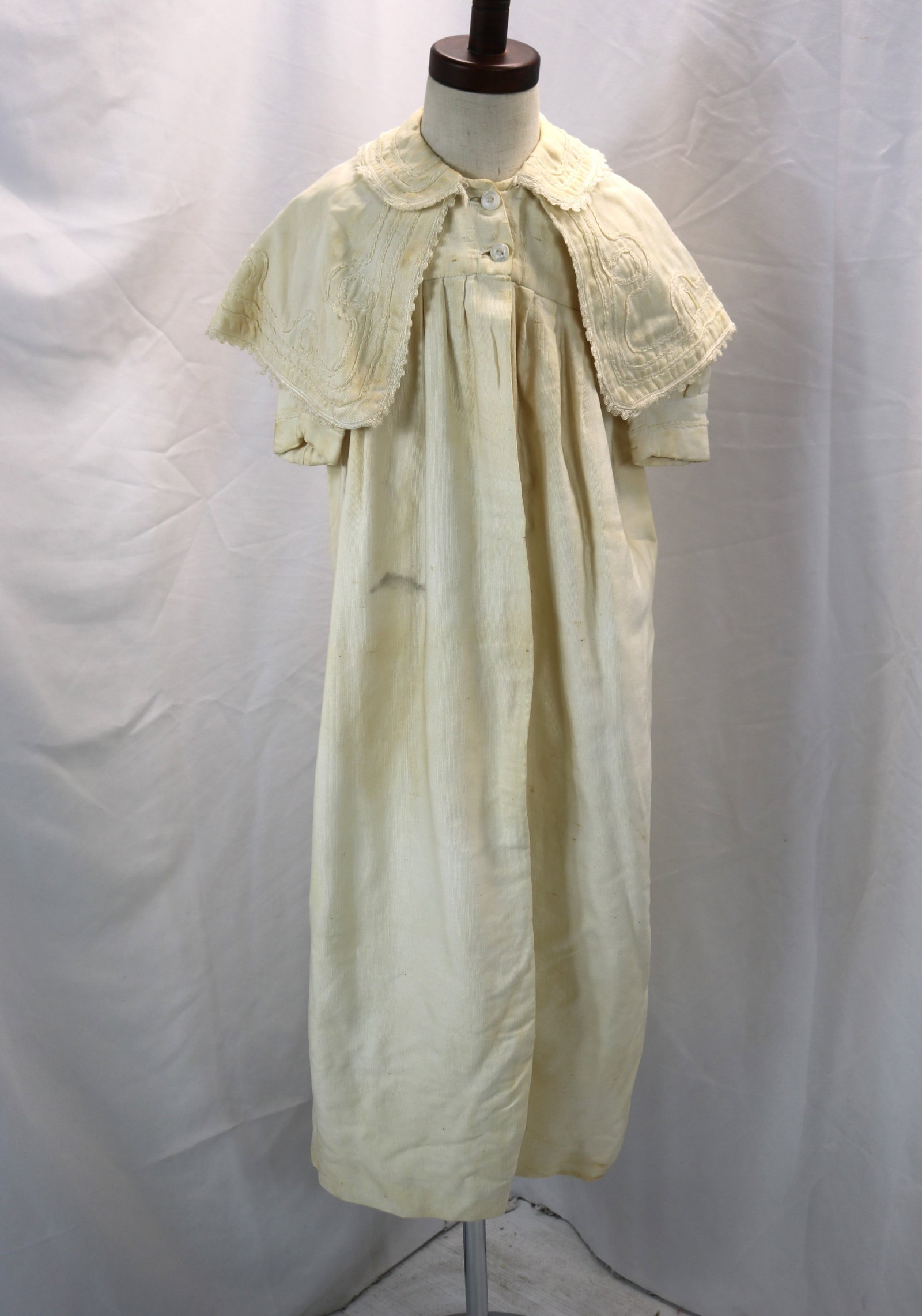 Victorian baby's coat with embroidered shawl collar: approx. 24 bust, has stains throughout, see photo's