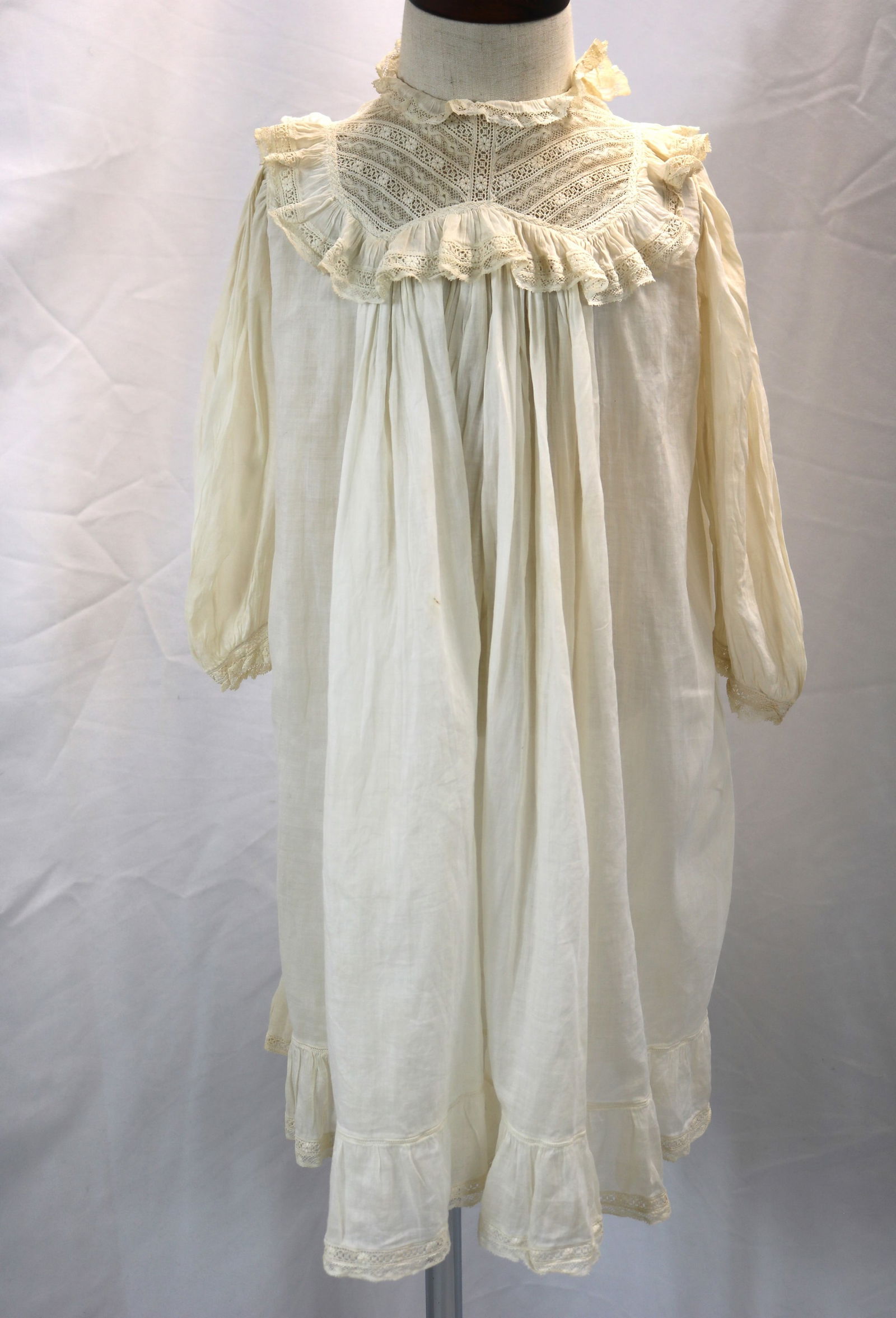 Victorian baby's white cotton dress with lace: approx. 24 bust, no closures, old repair, some small holes, ripped seam underarm, see photo's