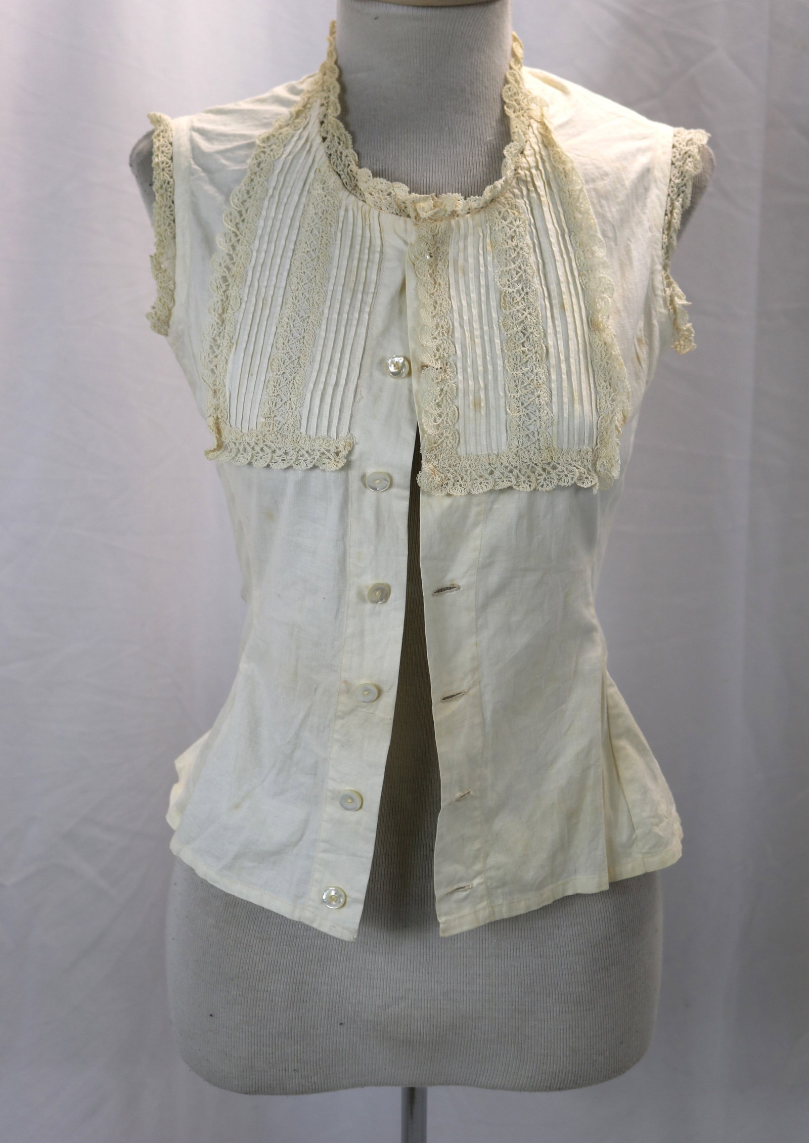 Victorian white cotton corset cover with needle lace: approx. 30 bust, 24 waist, some small spots, see photo's