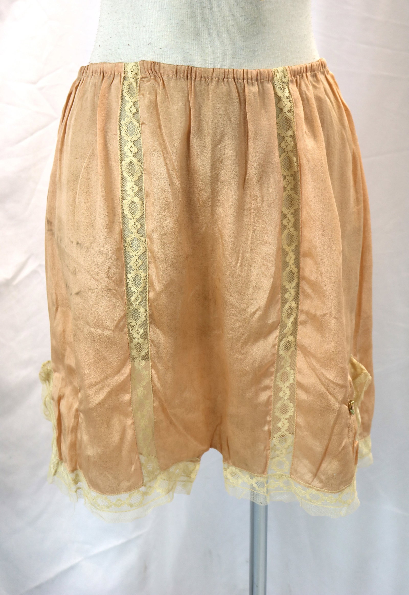 Vintage 1920's peach silk & lace tap pants: approx. 28 waist, has some stains & tiny holes, see photo's