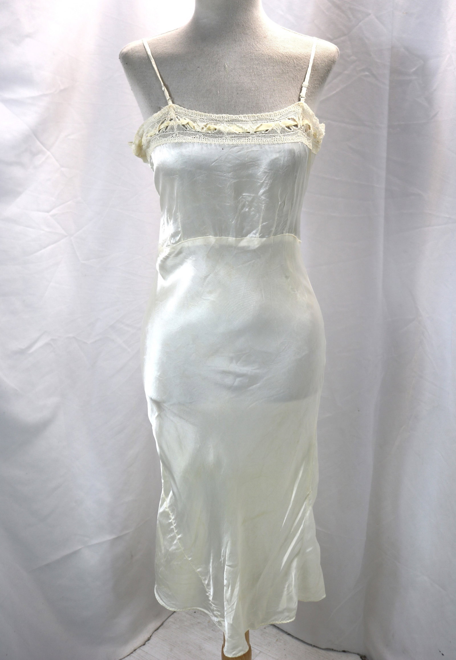 Vintage 1940's satin slip with lace trim: approx. 30 bust, 28 waist, some damage in lace & some discoloration, see photo's