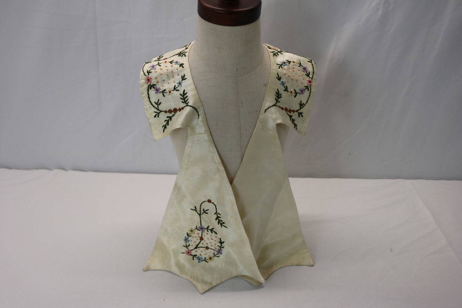 Vintage Silk Floral Embroidered Ladies Collar: some discoloration, otherwise good condition, see photo's
