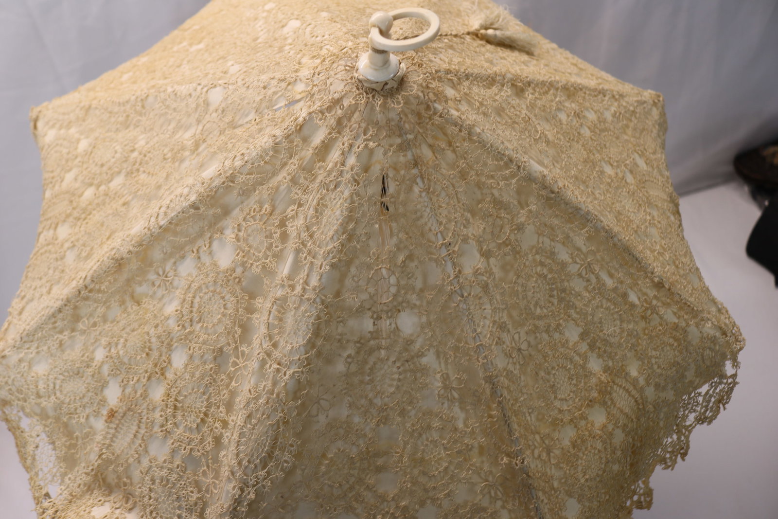 Victorian needle lace parasol with bone & mother of pearl inlay: approx. 26 inches from tip to bottom of the handle, silk lining is frayed, see photo's