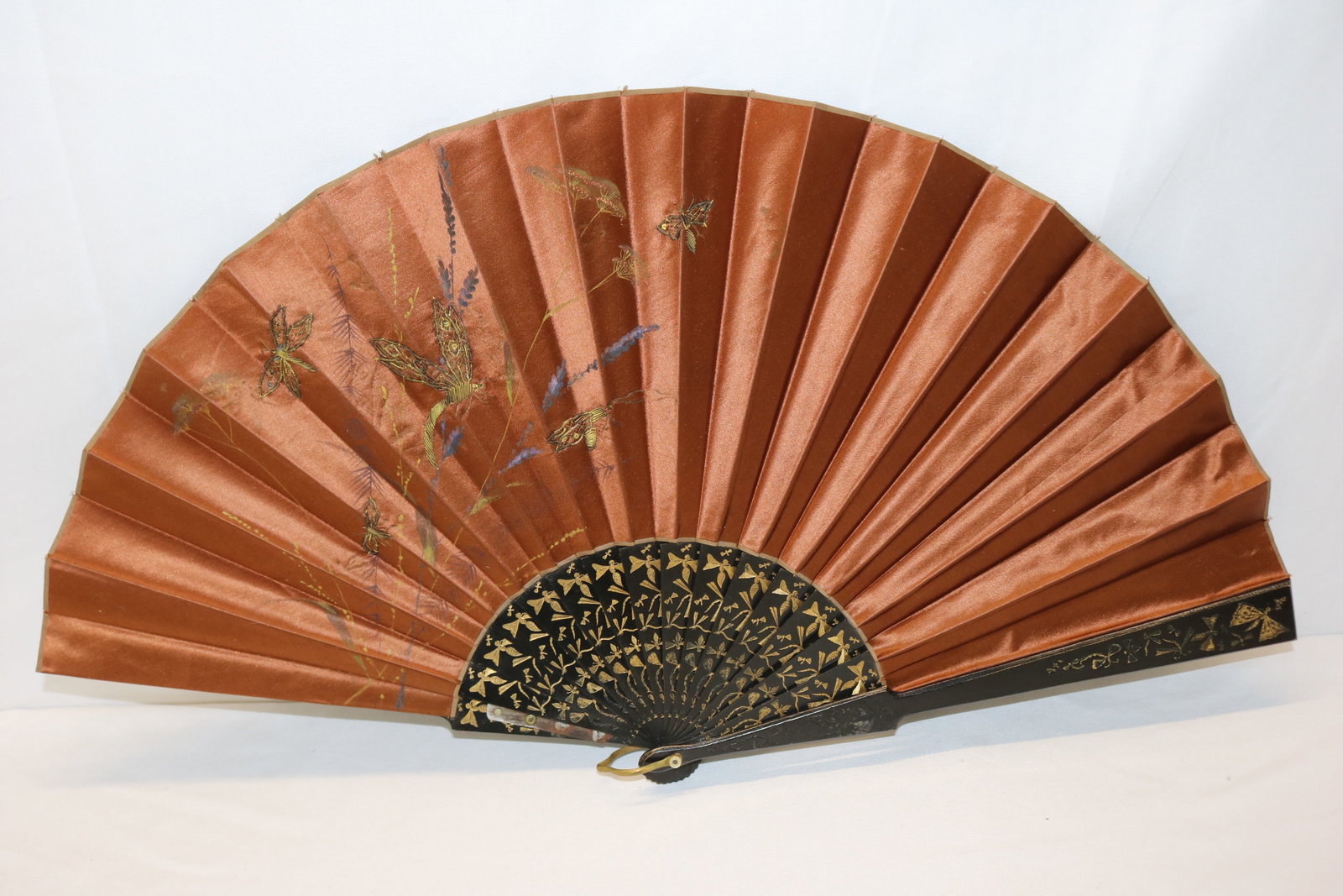 Antique hand painted wood ladies hand fan with brown silk metallic embroidered dragonfly &: approx.12.25 inches, in good condition, see photo's