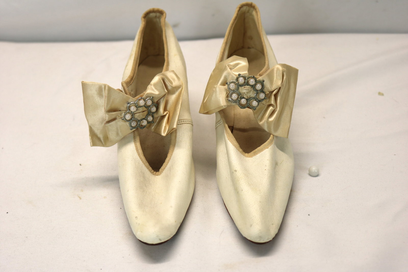 Victorian white leather wedding shoes with silk bow & beaded buckle: approx. 6 inches toe to heel, damage on heel leather, see photo's