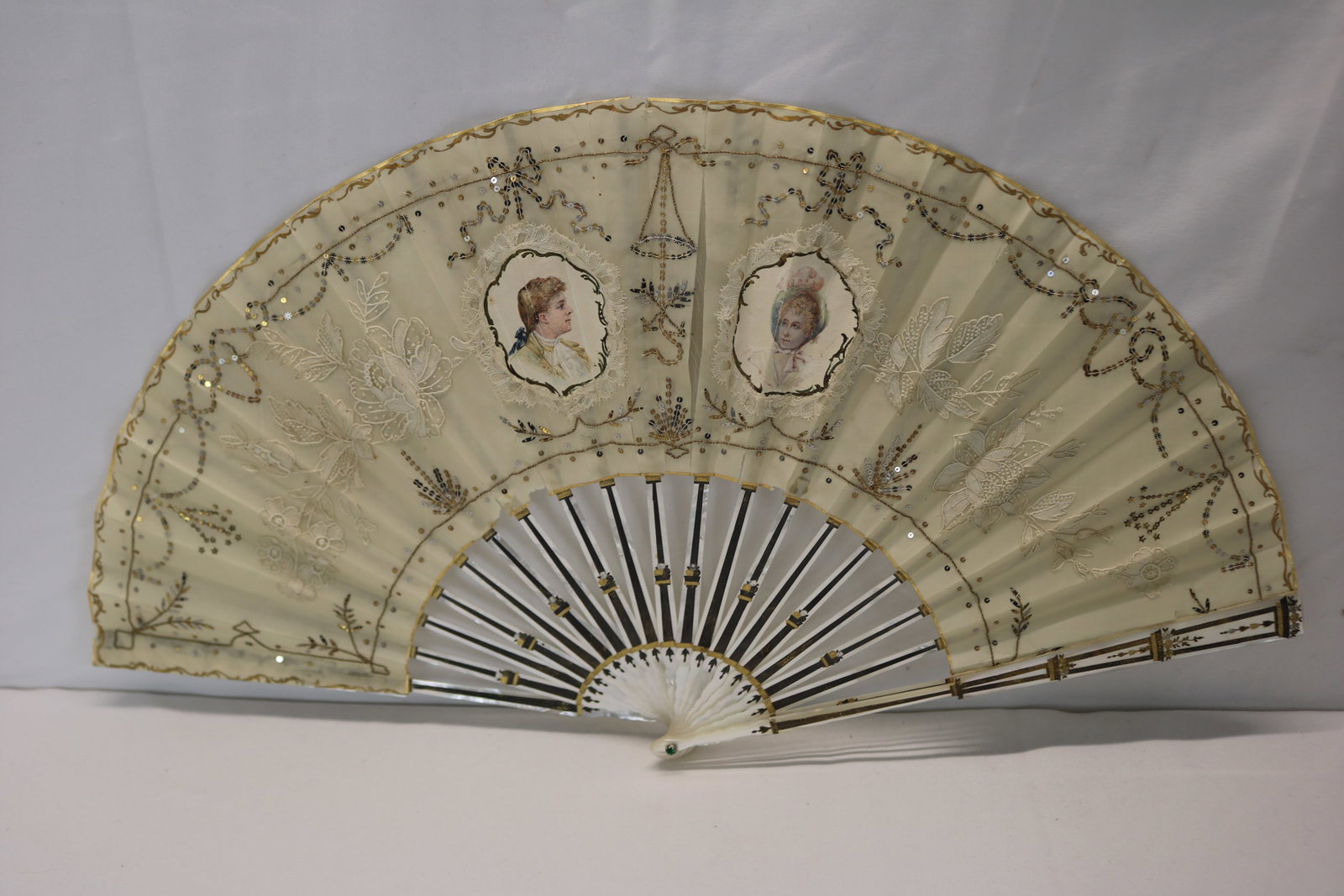 Antique mother of pearl ladies hand fan with silver inlay with hand painted lady & man: approx. 11.75, has some silk fray & 1 broken stick, see photo's