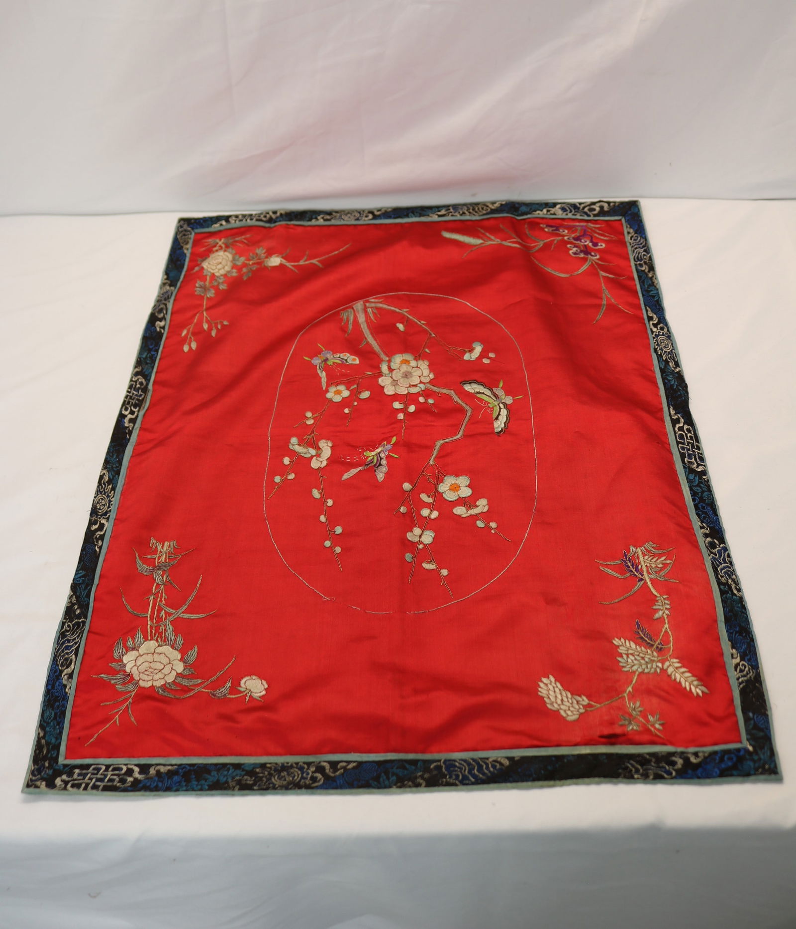 Antique Chinese red silk wall hanging (1 of 8)