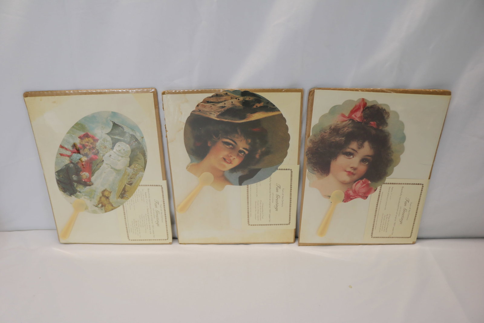 3 reproduction ladies hand fans with envelopes: original packages, see photo's