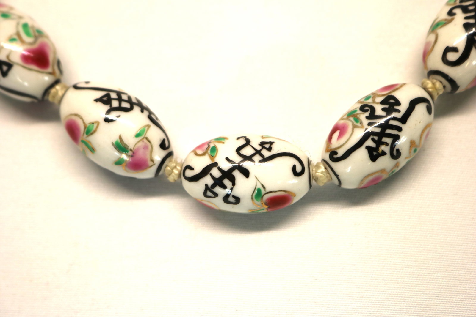 Vintage hand painted & hand knotted Chinese necklace: approx. 24 inches long, signed, see photo's