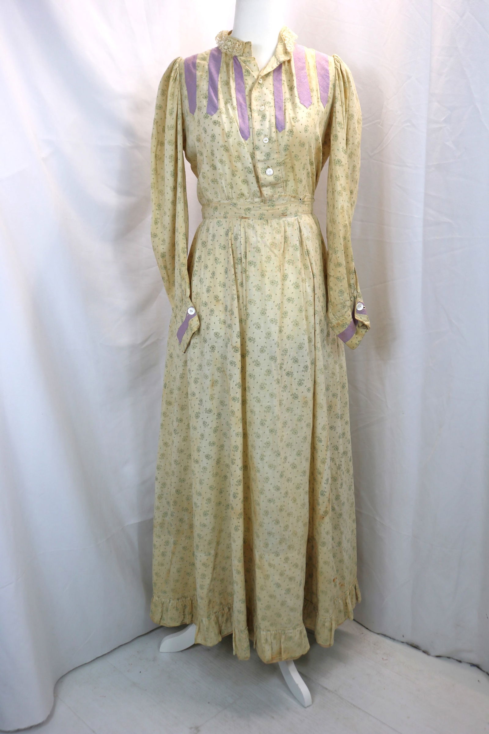Victorian Cotton Green Floral with Purple Trim Day Dress: approx. 36 bust, 26 waist, some dark spots, see photo's