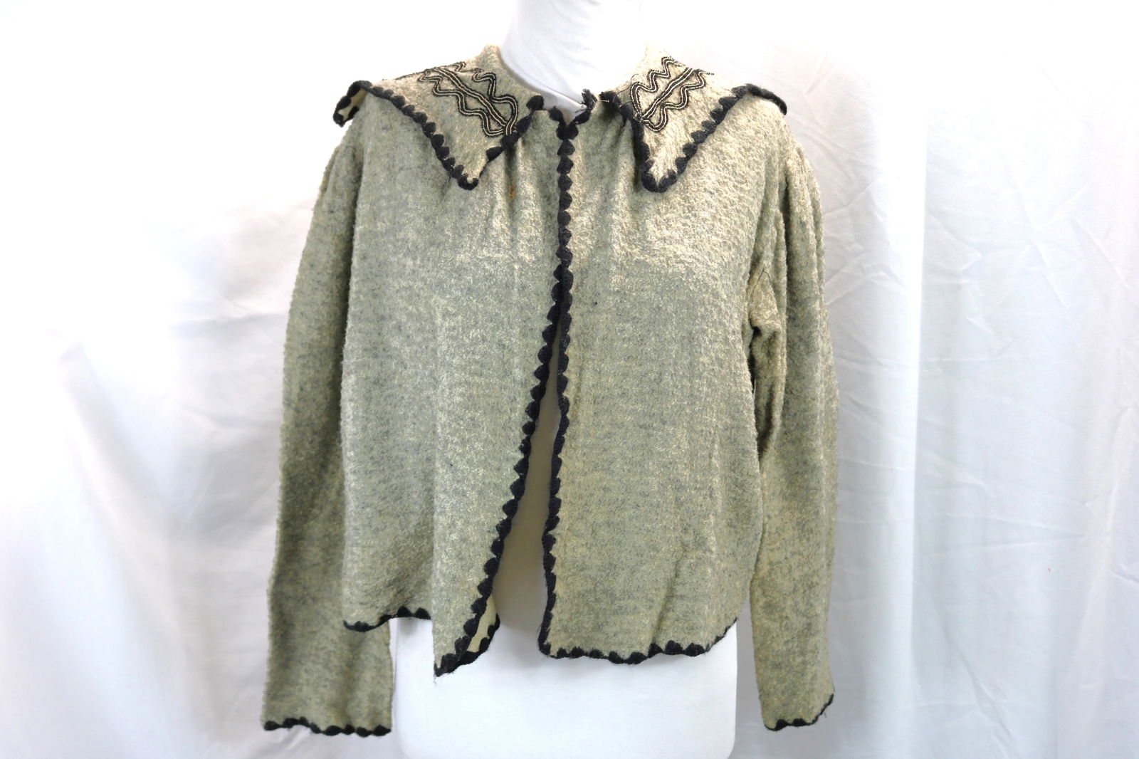 Victorian Grey Wool Sweater with Black Trim: approx. 42 bust, good condition, see photo's