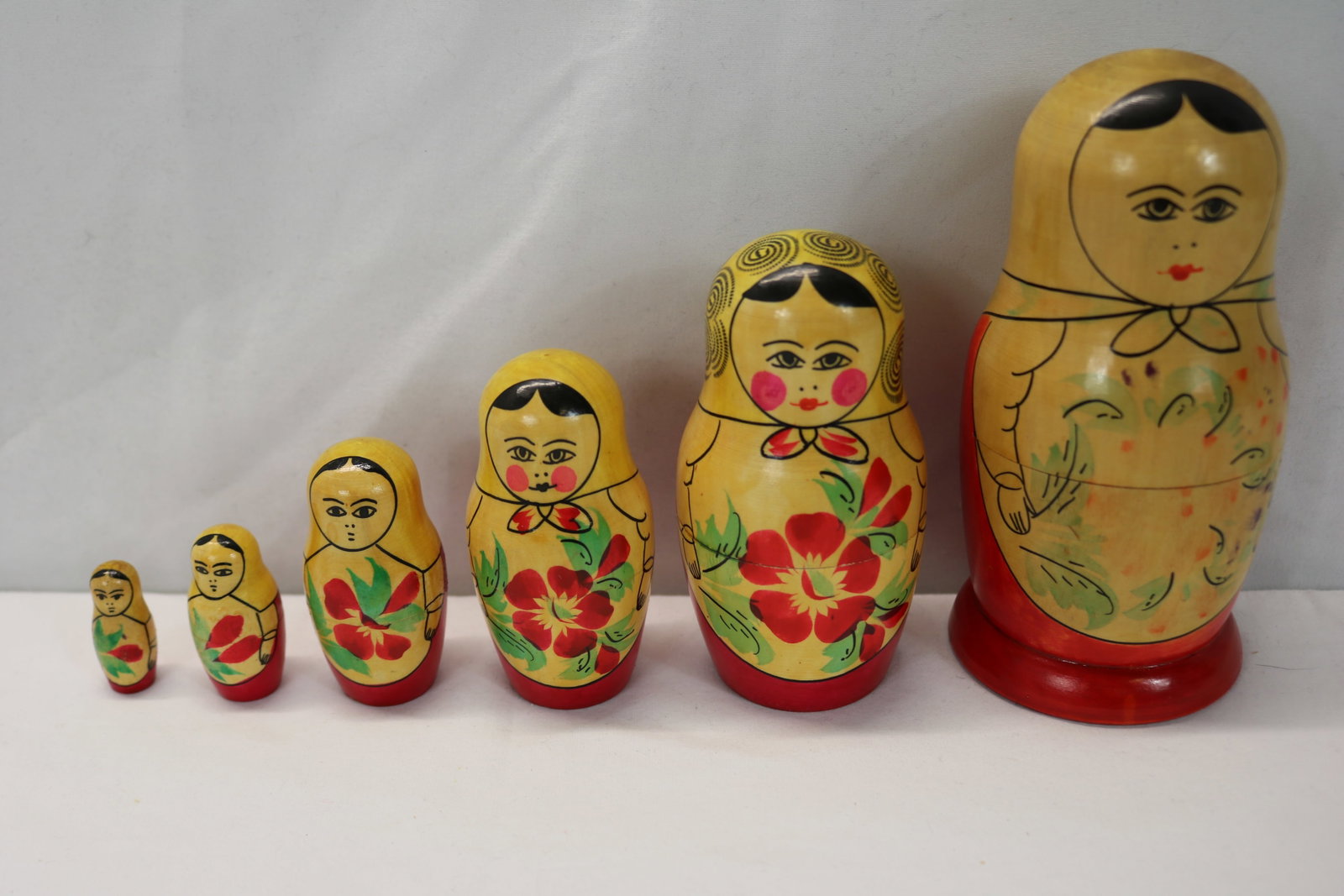 Vintage Hand Painted Wood Nesting Dolls: good condition, see photo's