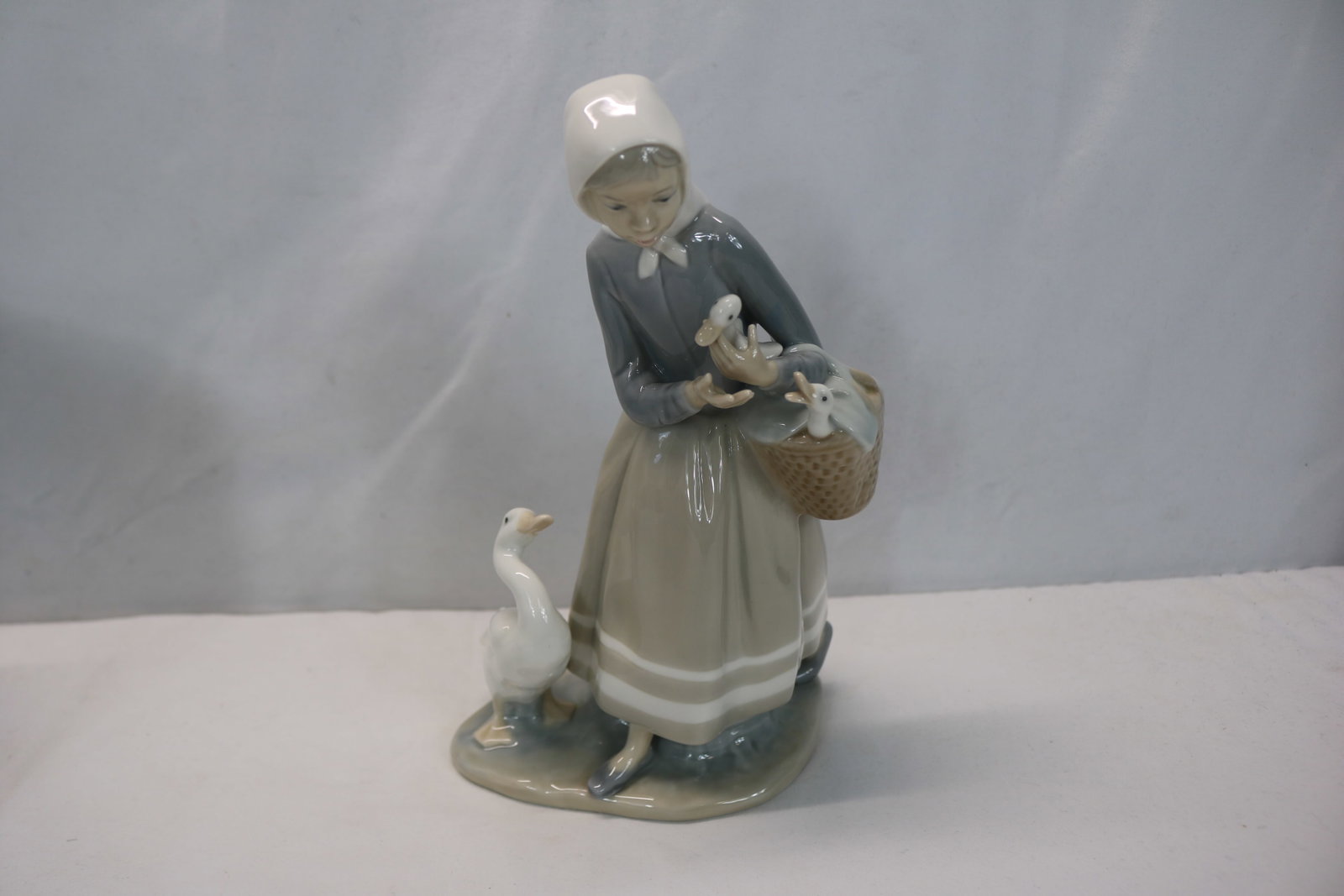 Vintage Lladro Girl with Gosse & Basket with Bunnies #4568: good condition, see photo's