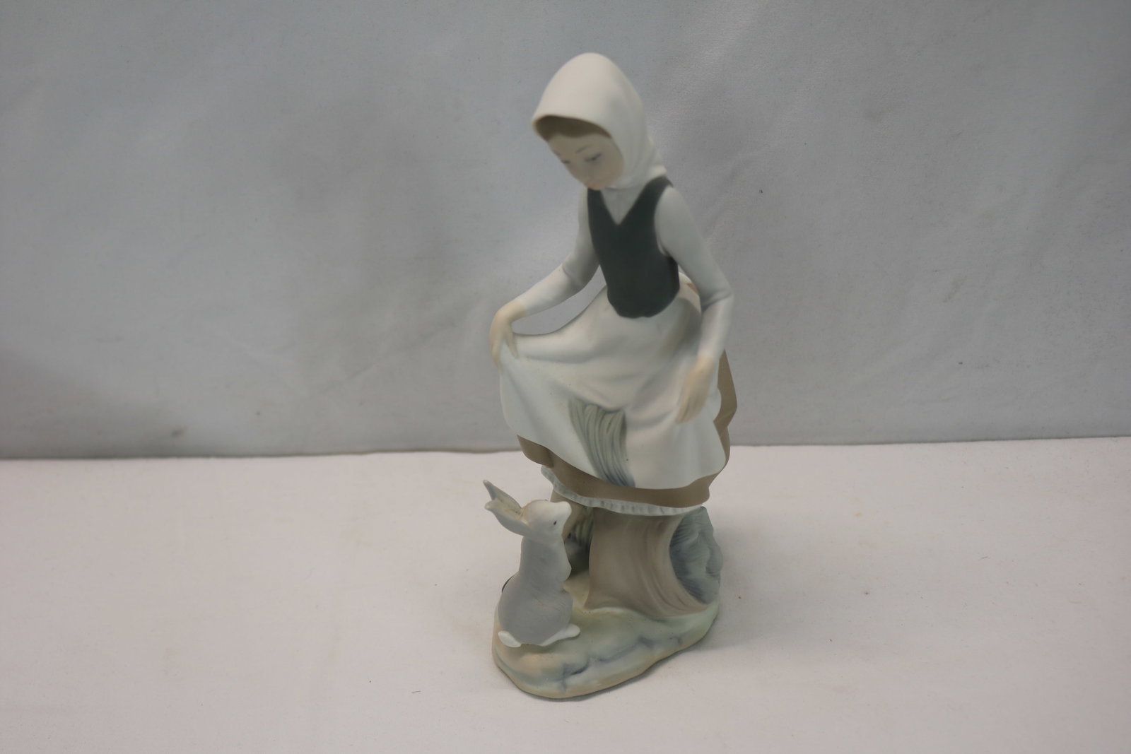 Vintage Lladro "Rabbit's Food" #826 (1 of 9)