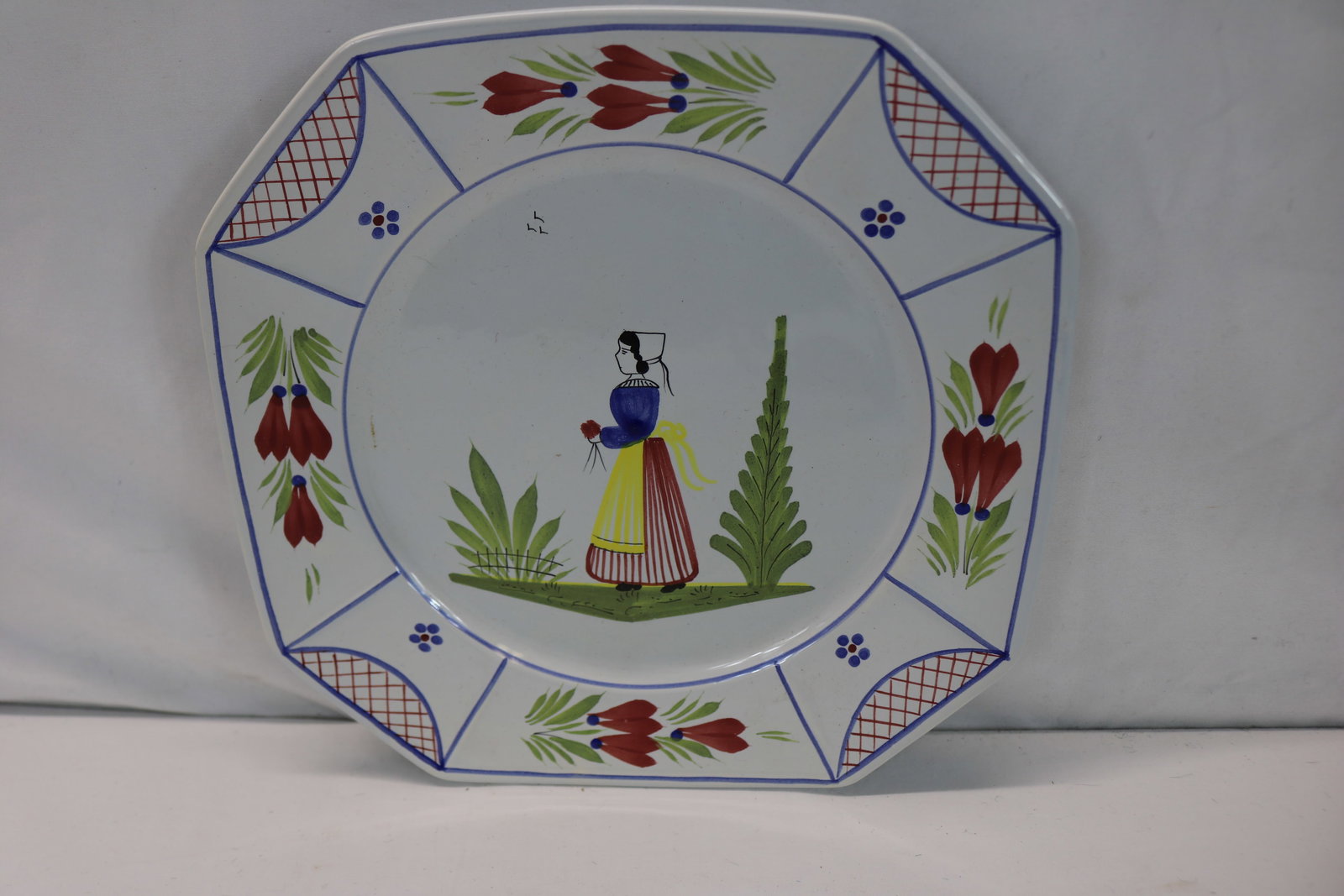 Vintage Quimper Dinner Plate with Woman: good condition, see photo's