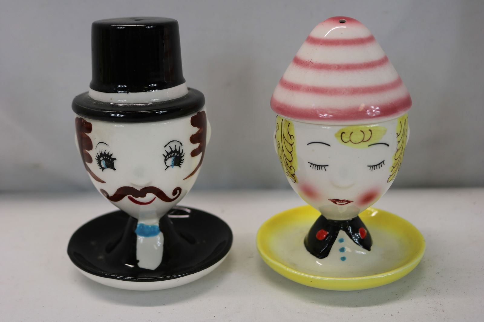 Vintage Mr. & Mrs. Egg Cups with Salt & Pepper Hats: good condition, see photo's