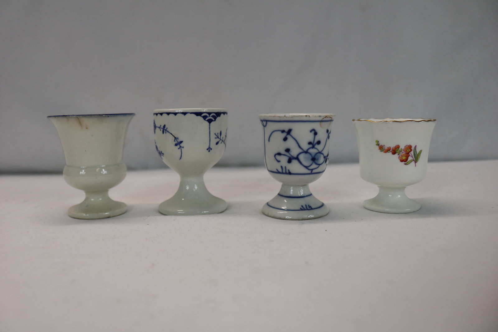 Lot of 4 Antique Egg Cups, Hand Painted Flow Blue Feather, Coalport England & Others: good condition, see photo's