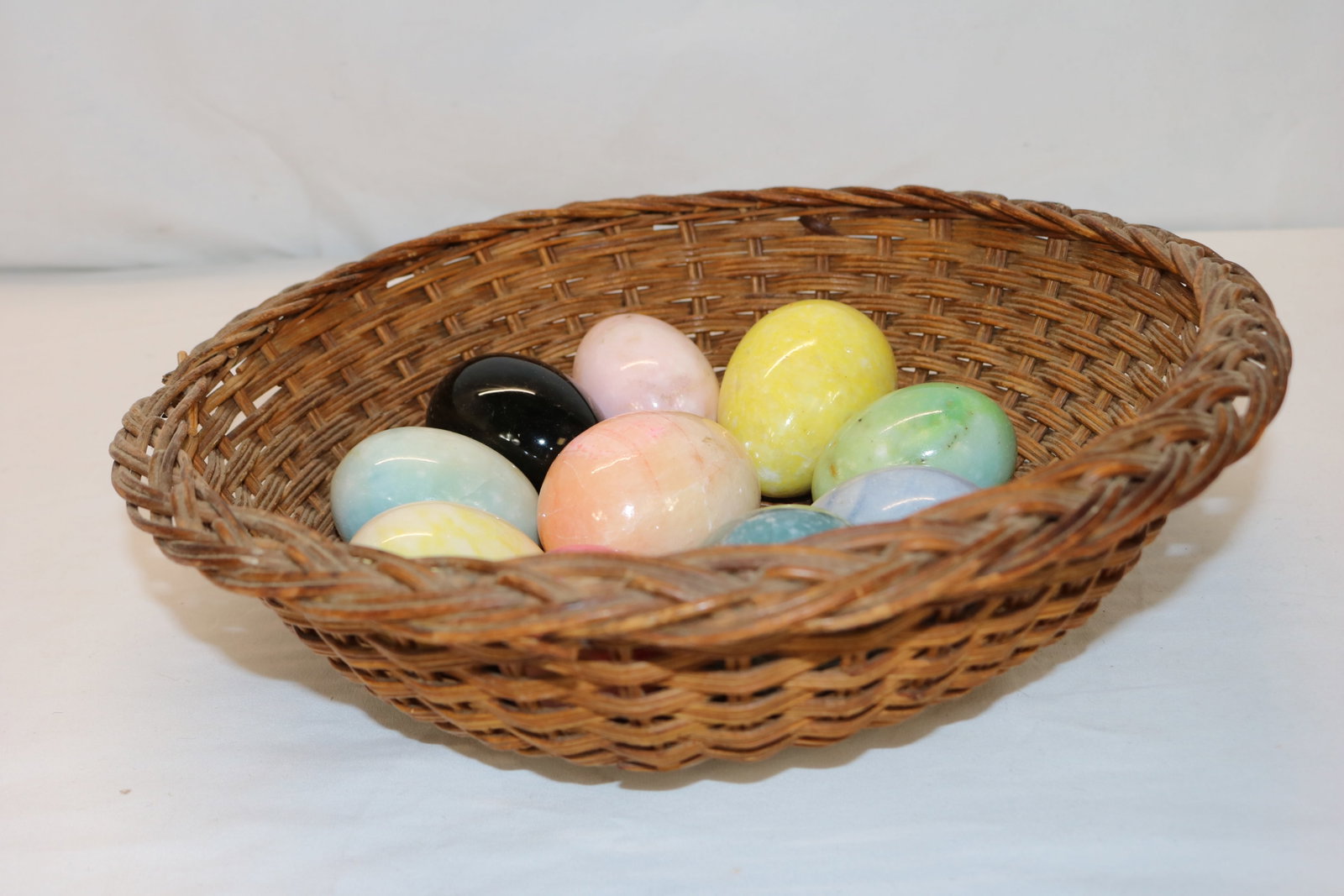 Antique Basket with 10 Stone Eggs: good condition, see photo's